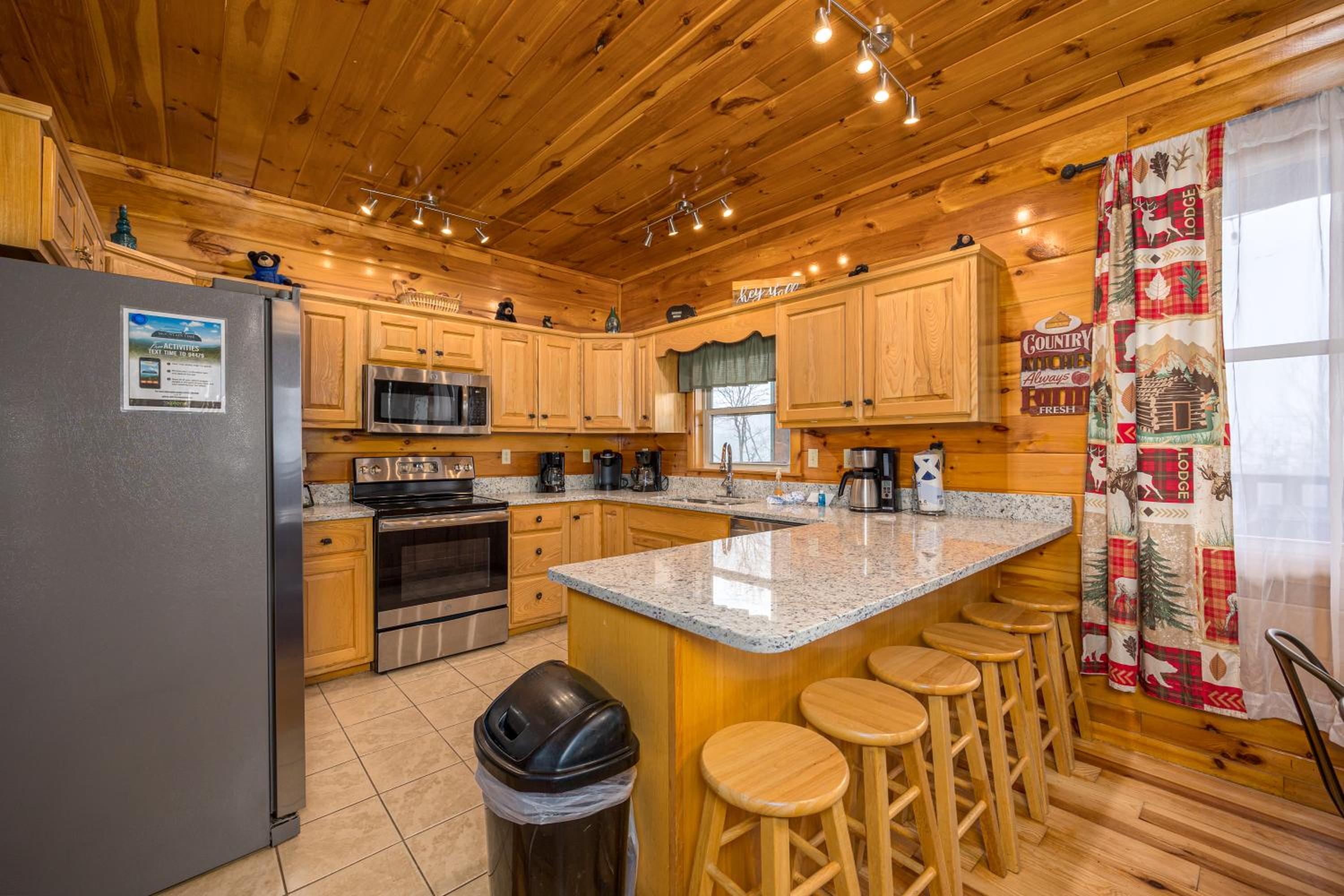Luxurious 6BR Smoky Mountain cabin with stunning views, game room, fire pit and hot tub, Wi-Fi
