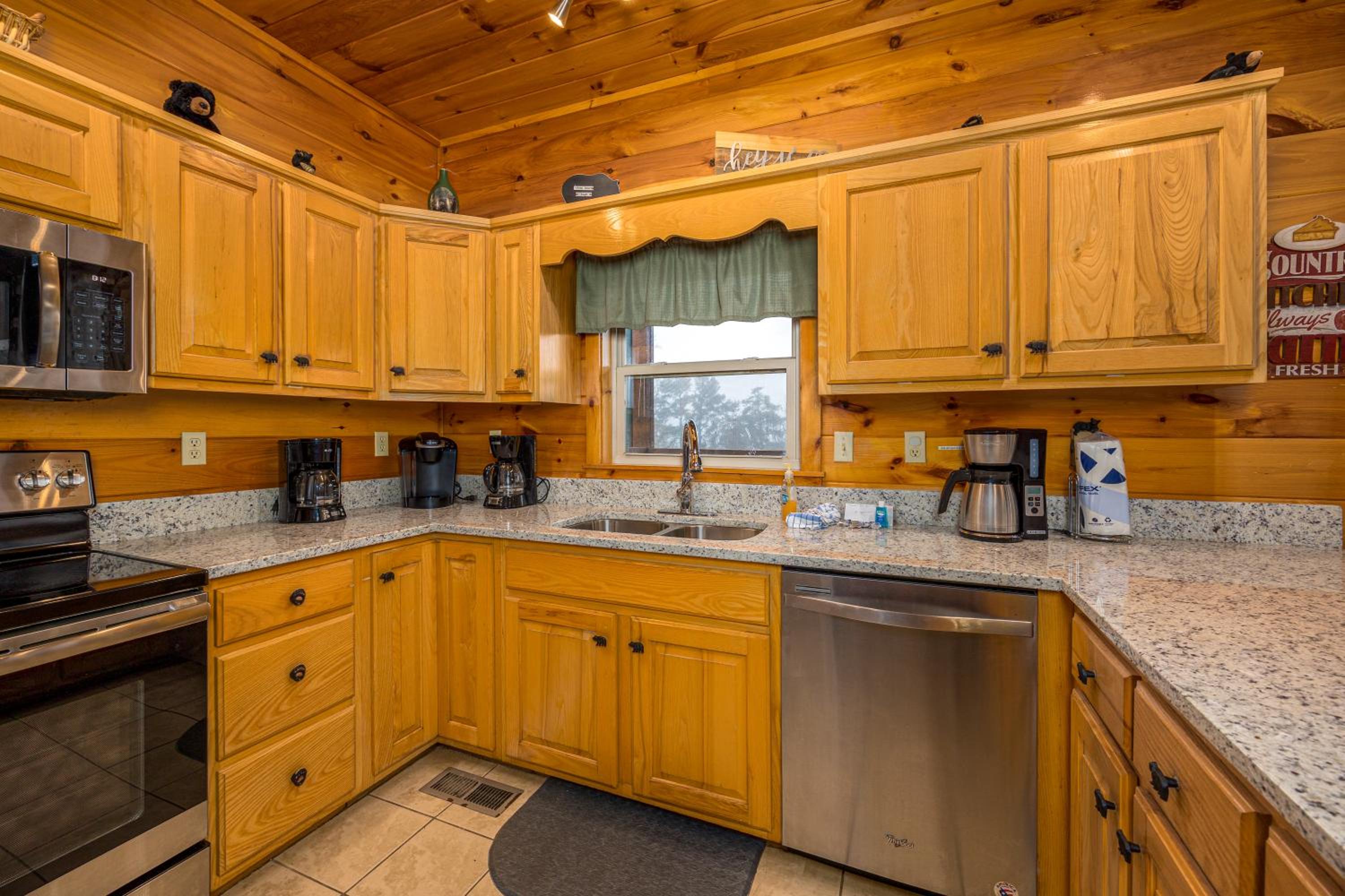 Luxurious 6BR Smoky Mountain cabin with stunning views, game room, fire pit and hot tub, Wi-Fi
