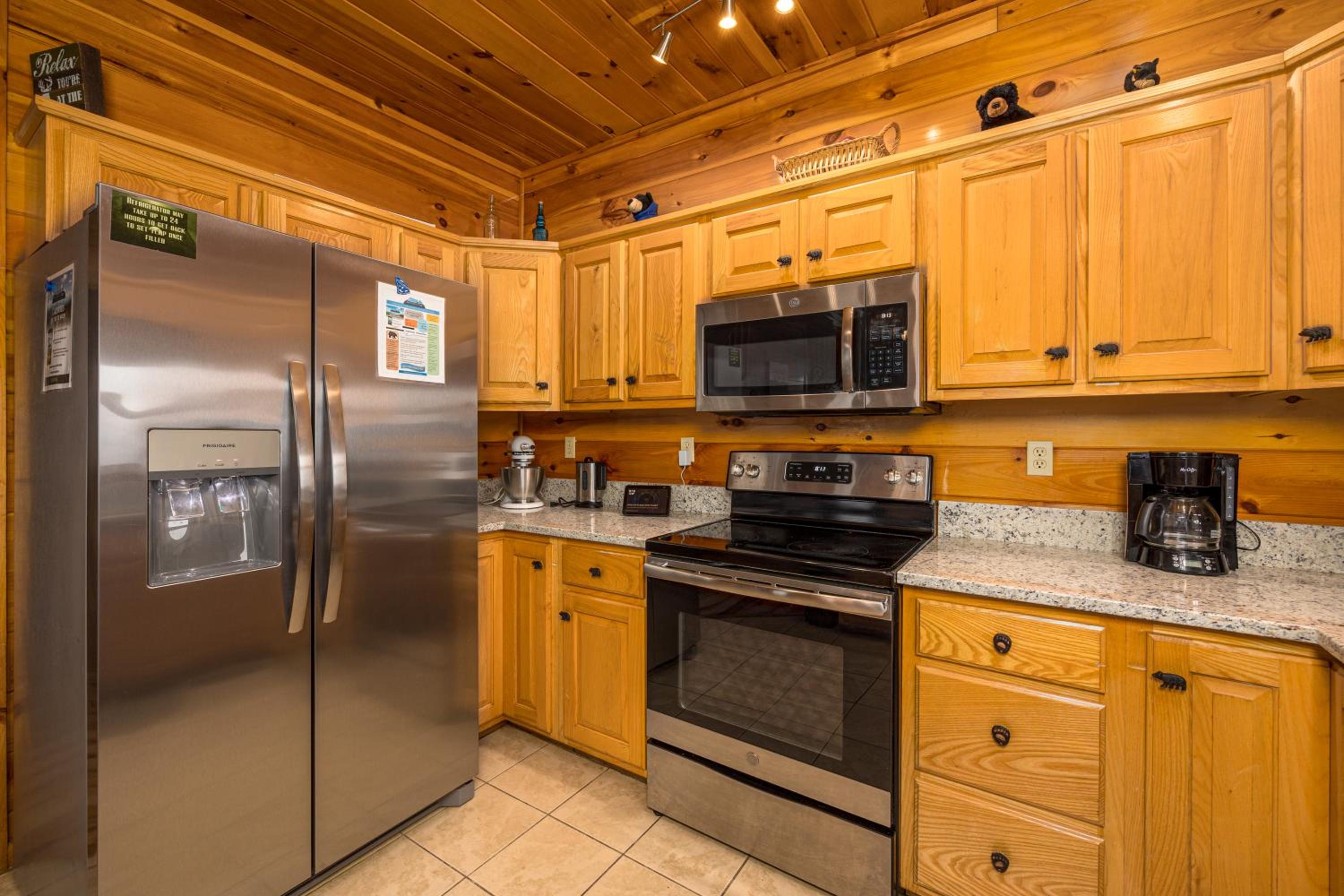 Luxurious 6BR Smoky Mountain cabin with stunning views, game room, fire pit and hot tub, Wi-Fi