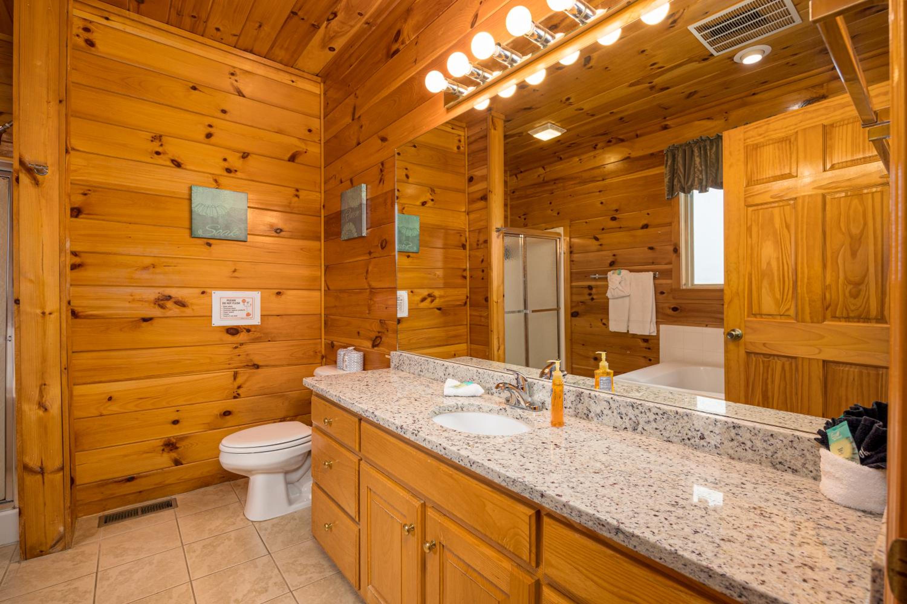 Luxurious 6BR Smoky Mountain cabin with stunning views, game room, fire pit and hot tub, Wi-Fi