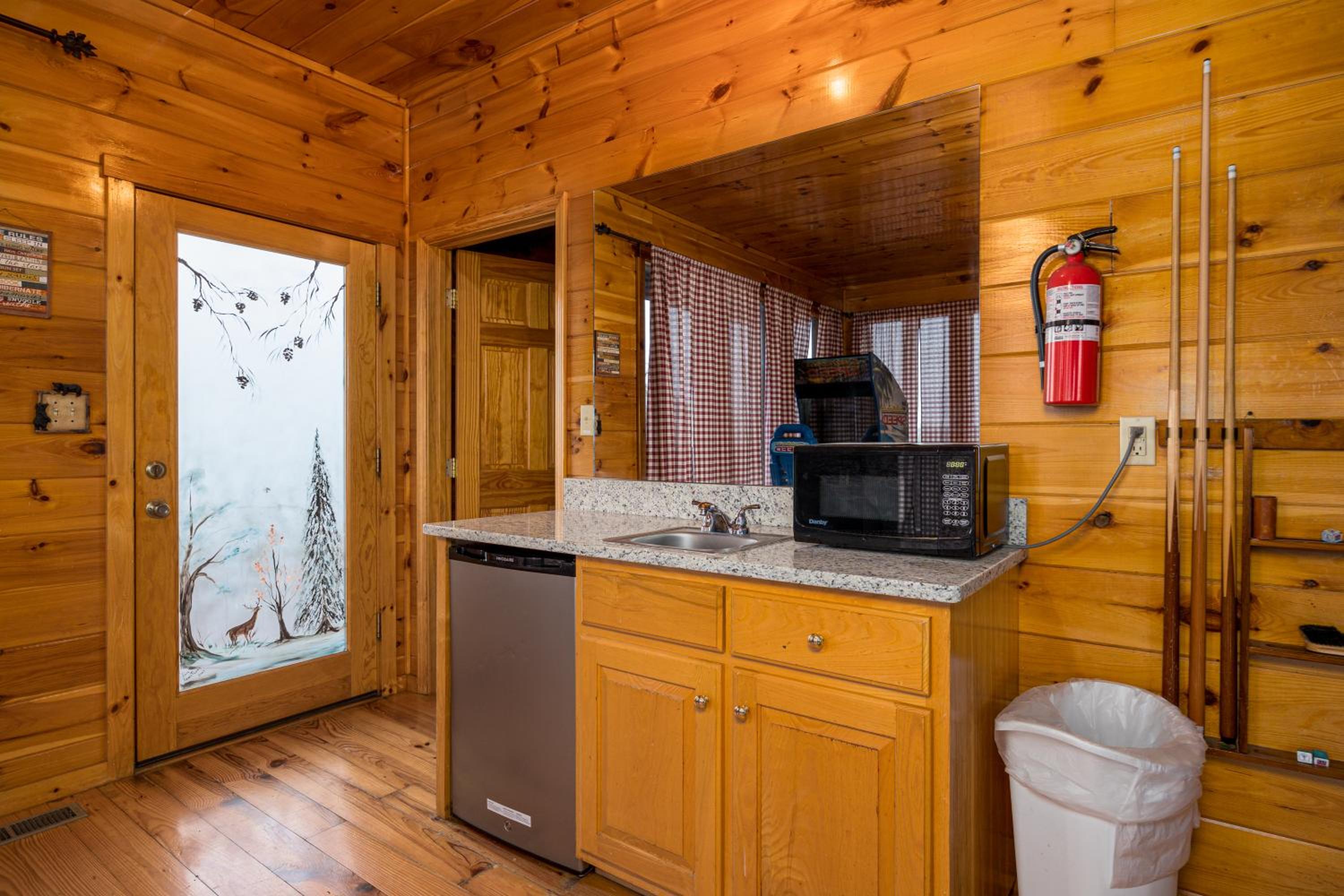 Luxurious 6BR Smoky Mountain cabin with stunning views, game room, fire pit and hot tub, Wi-Fi