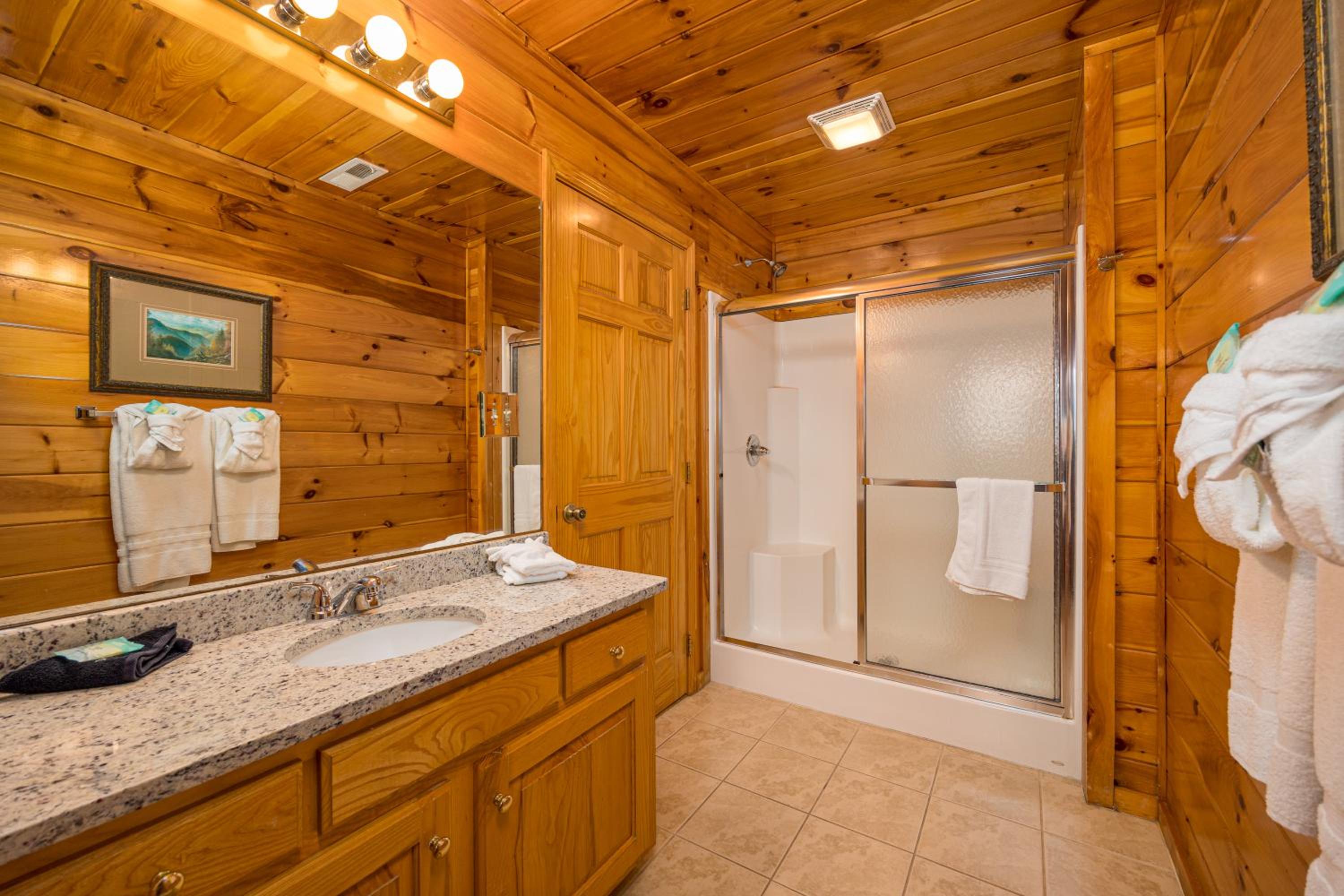 Luxurious 6BR Smoky Mountain cabin with stunning views, game room, fire pit and hot tub, Wi-Fi