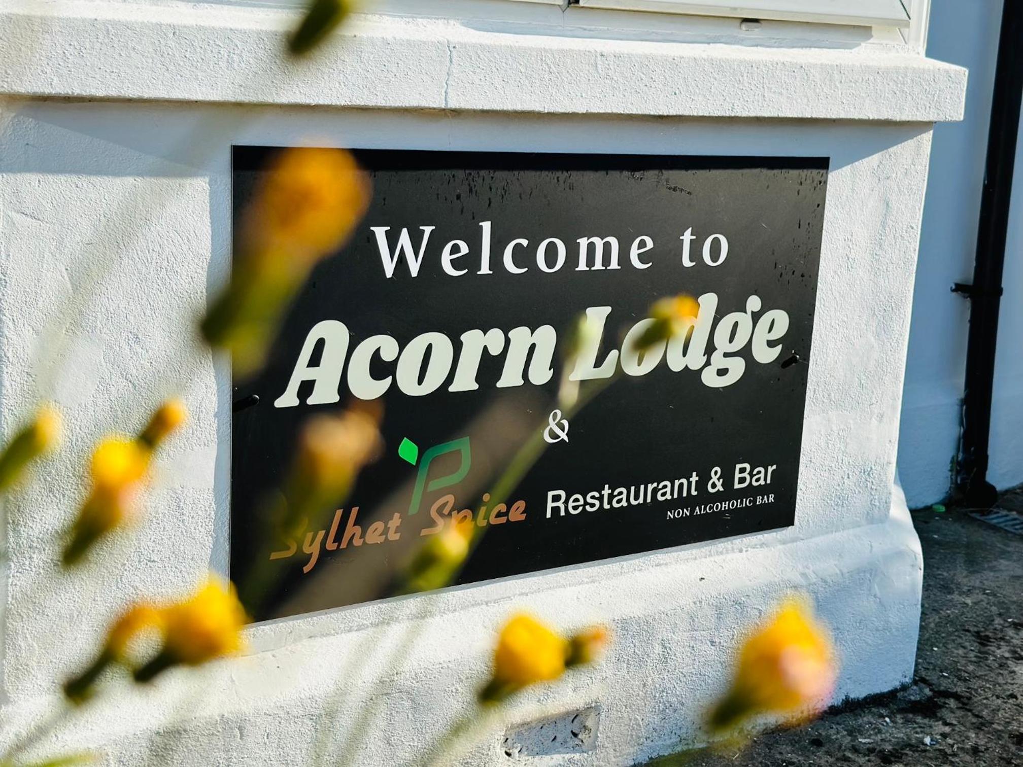 Horley Vacations - Acorn Lodge Hotel Gatwick  Parking - Property Image 1
