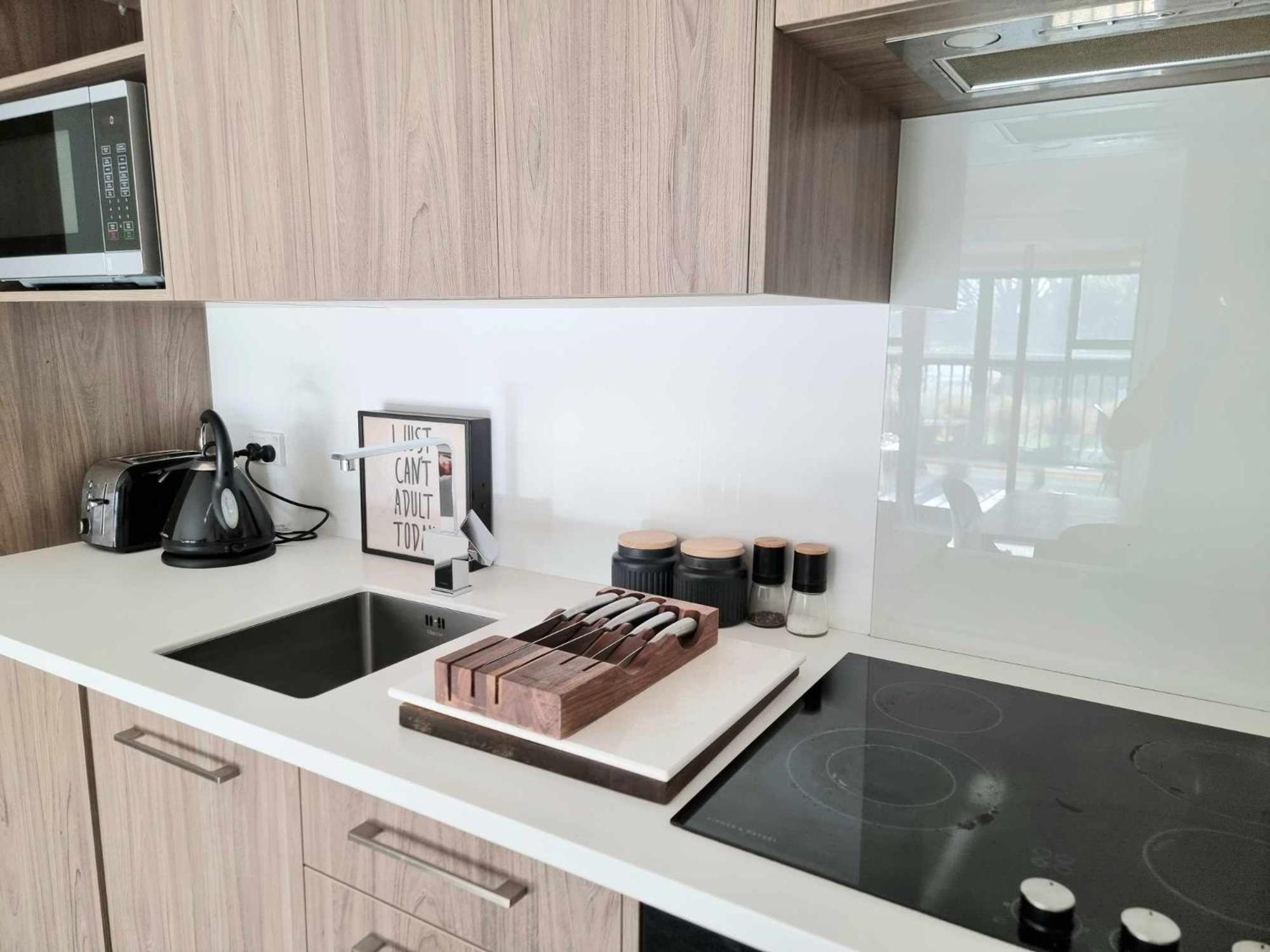 Modern 1 Bedroom Apartment across from Hagley Park view 2