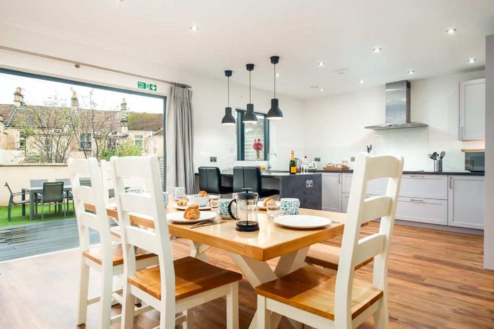 Solar Sanctuary- Skyline Balcony, City Centre, Three Floors, King Beds, Netflix and more! view 2