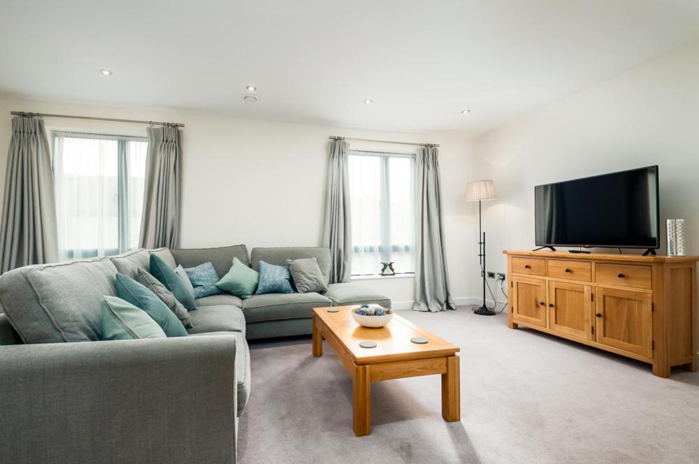 Solar Sanctuary- Skyline Balcony, City Centre, Three Floors, King Beds, Netflix and more! view 3
