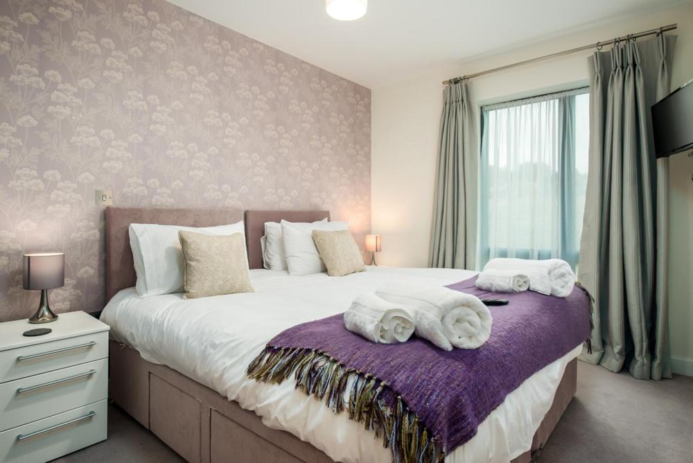 Solar Sanctuary- Skyline Balcony, City Centre, Three Floors, King Beds, Netflix and more! view 5