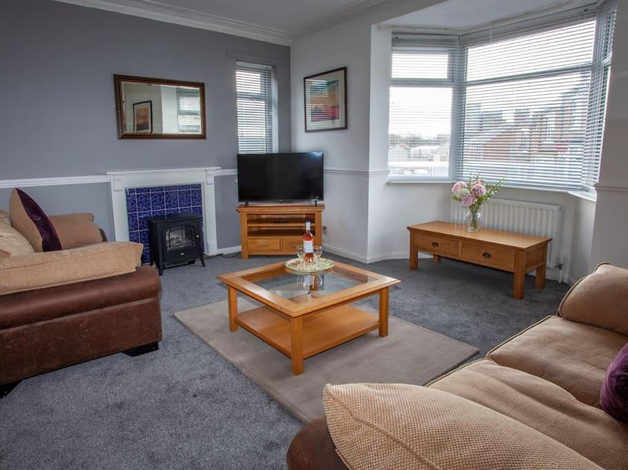 HR2 Bright Spacious Home with Parking - Haughton view 3