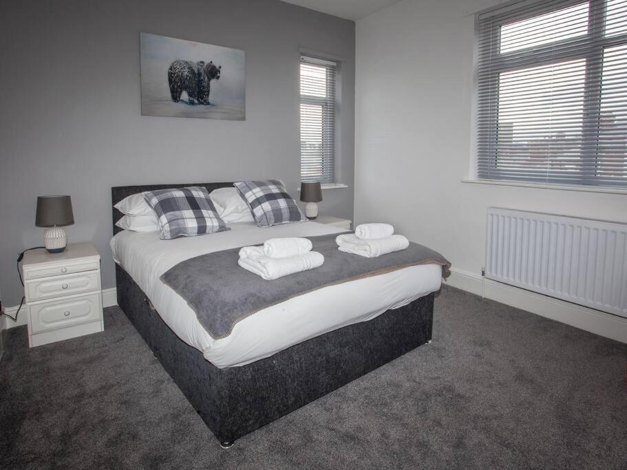 HR2 Bright Spacious Home with Parking - Haughton view 5