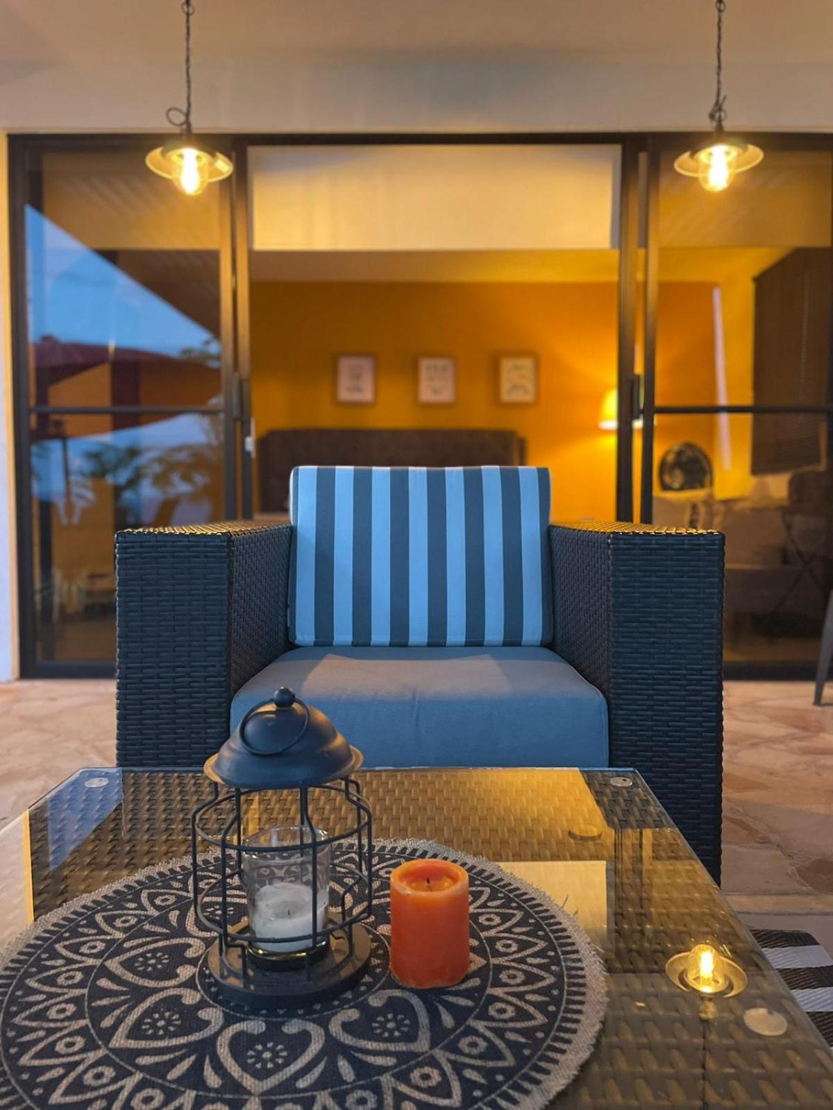 LUZ DE LUNA mesa de los santos house