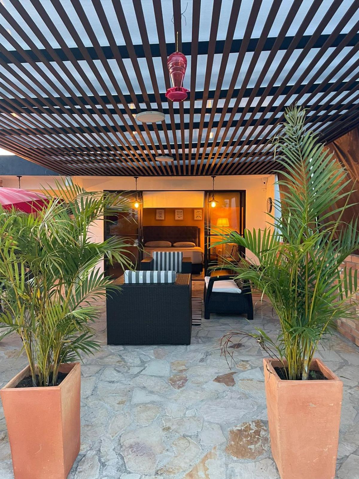 LUZ DE LUNA mesa de los santos house