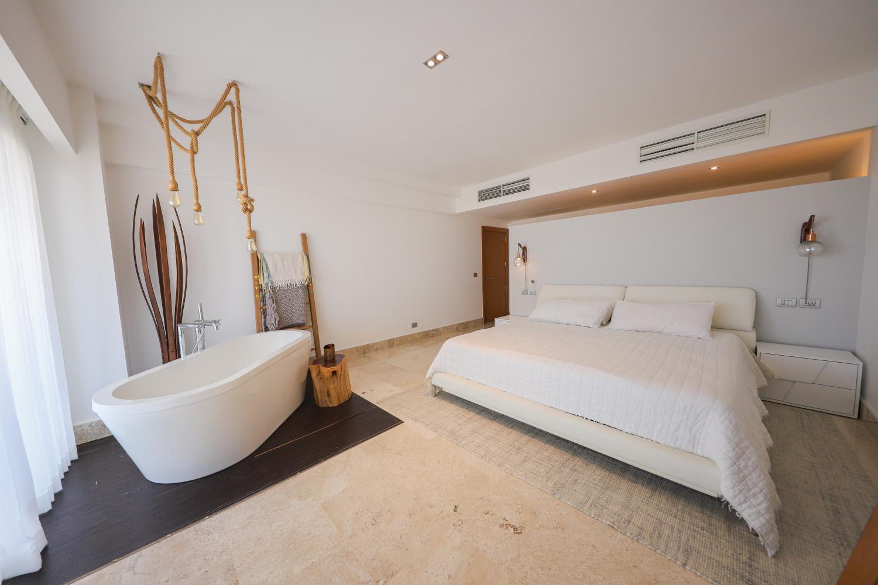 Beautiful apartment by the beach!