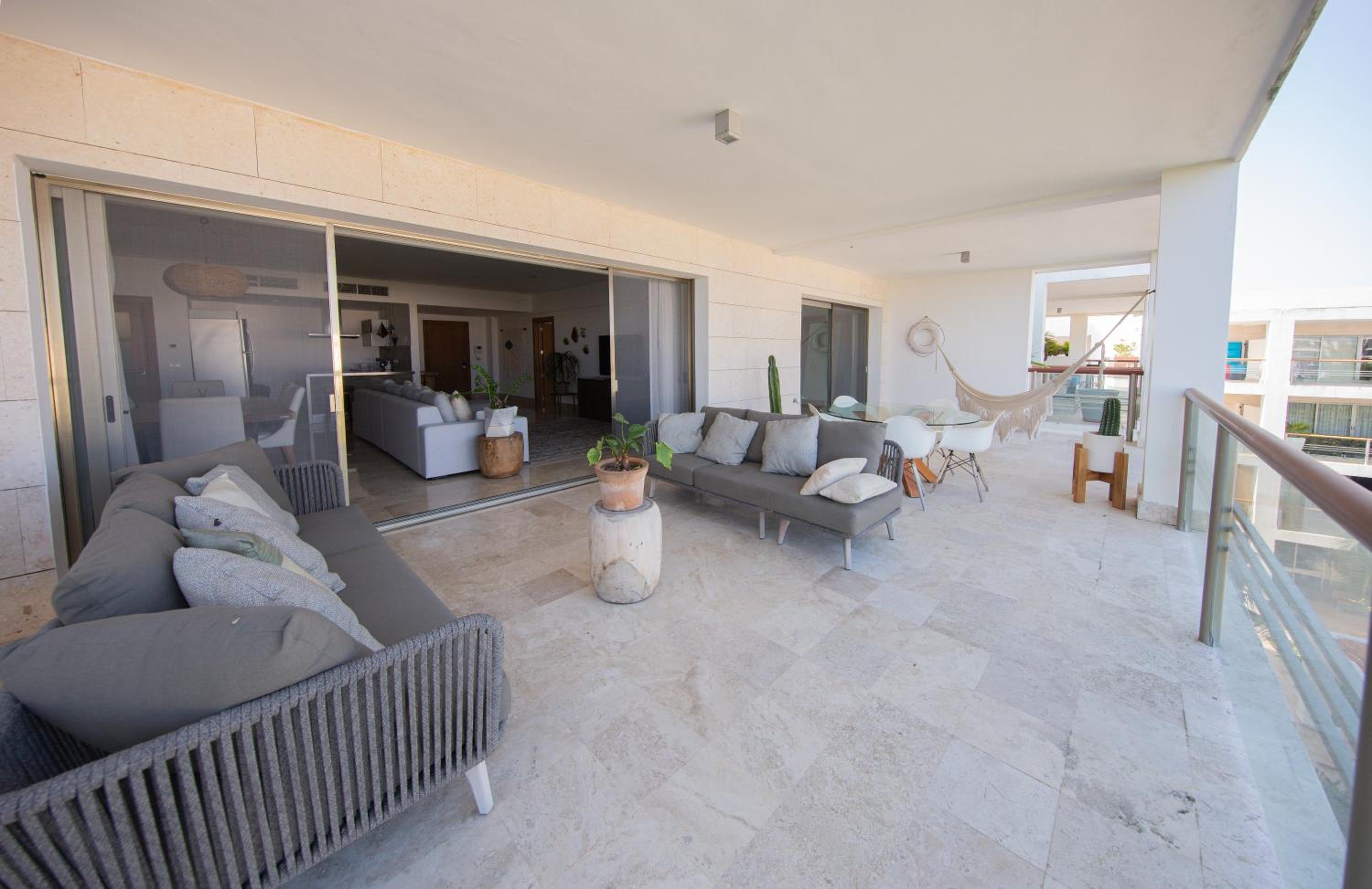 Beautiful apartment by the beach!