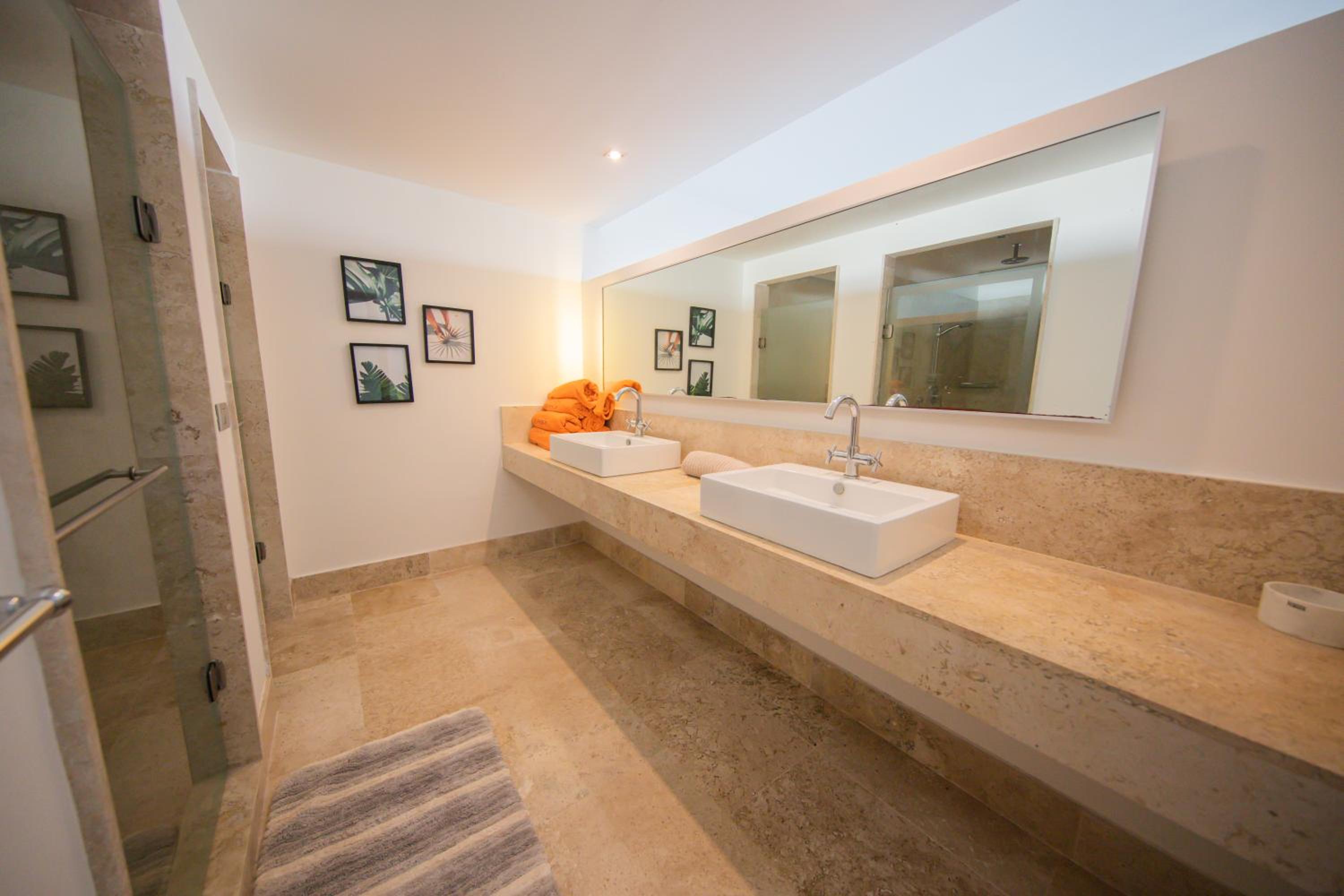 Beautiful apartment by the beach!
