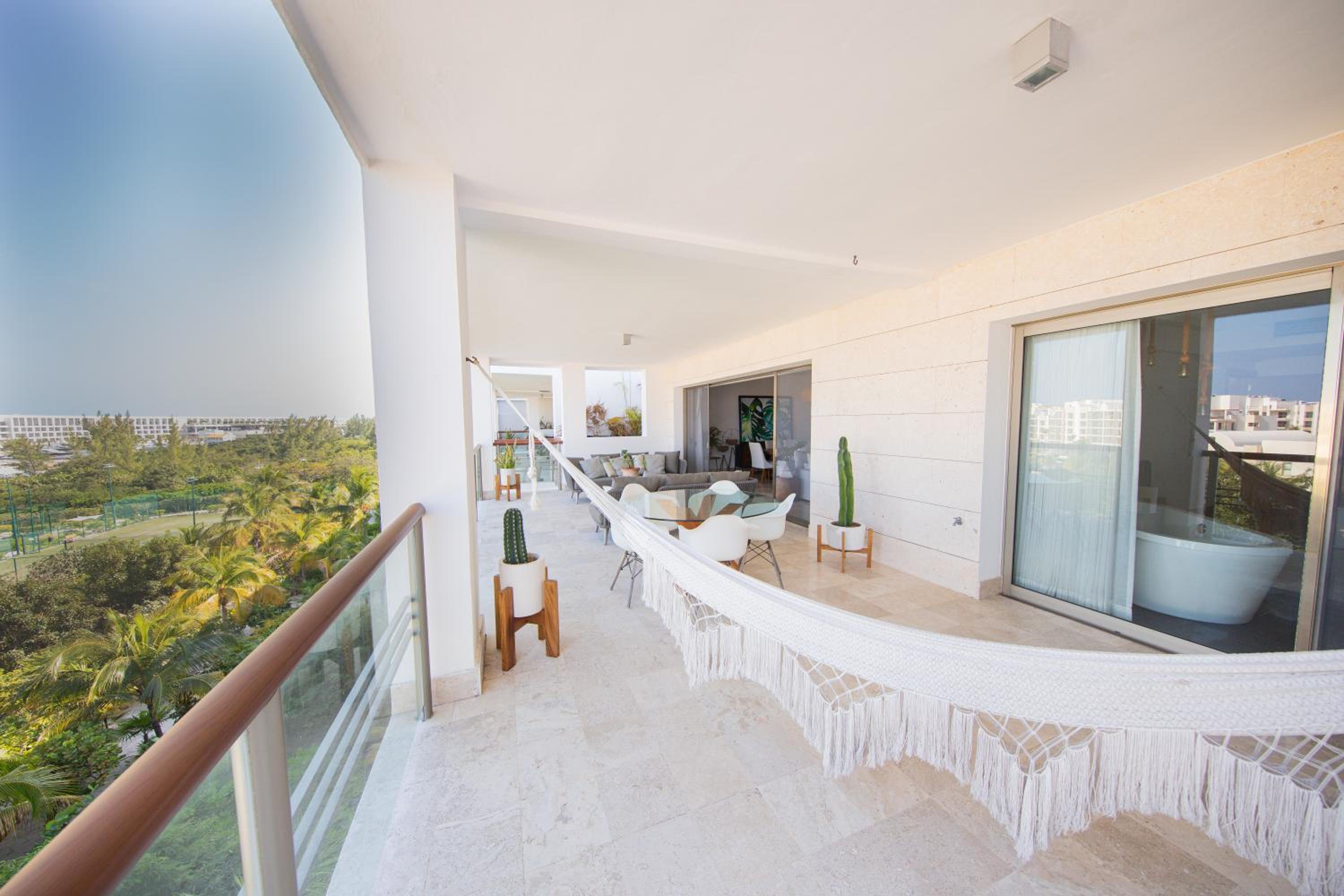 Beautiful apartment by the beach!