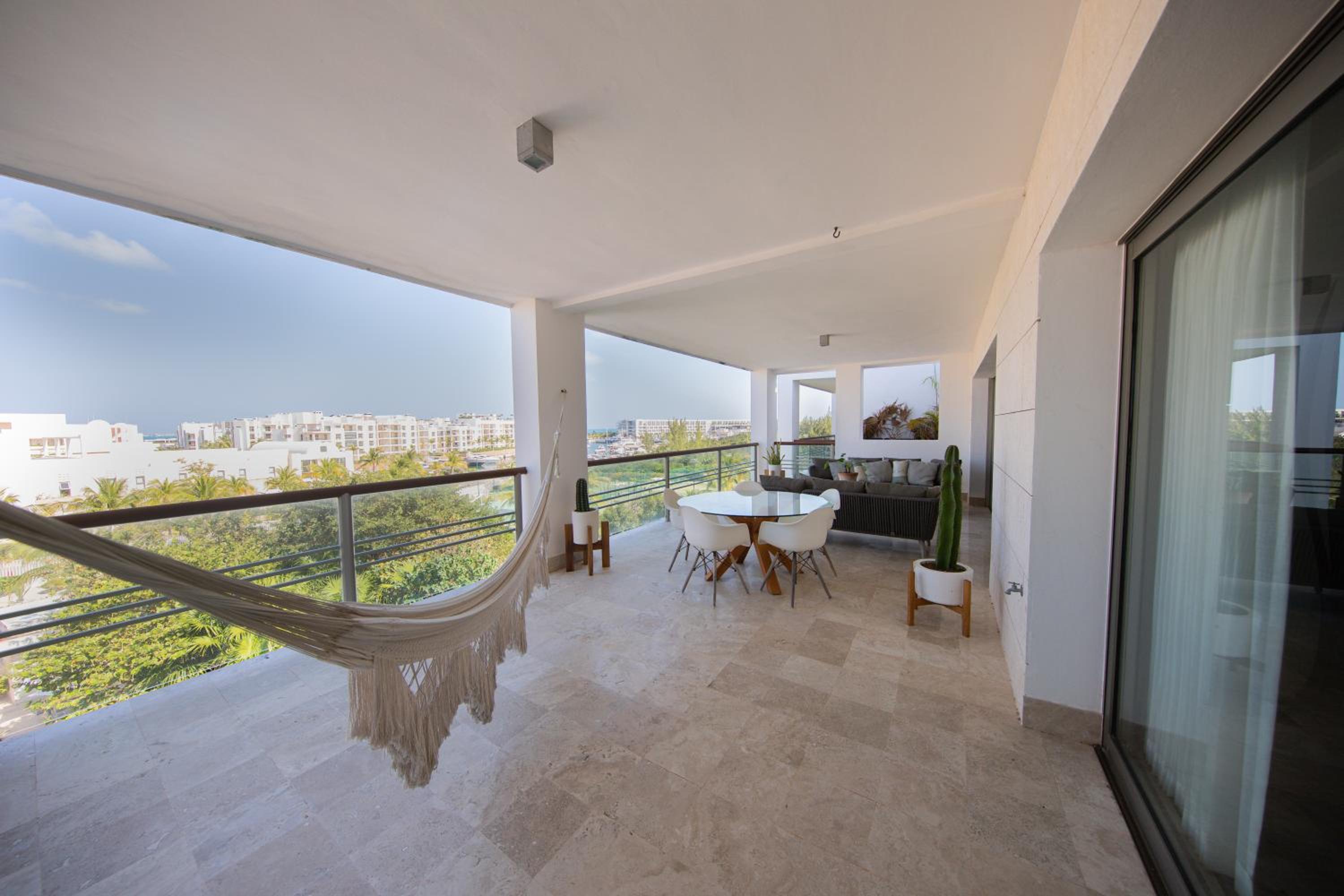 Beautiful apartment by the beach!