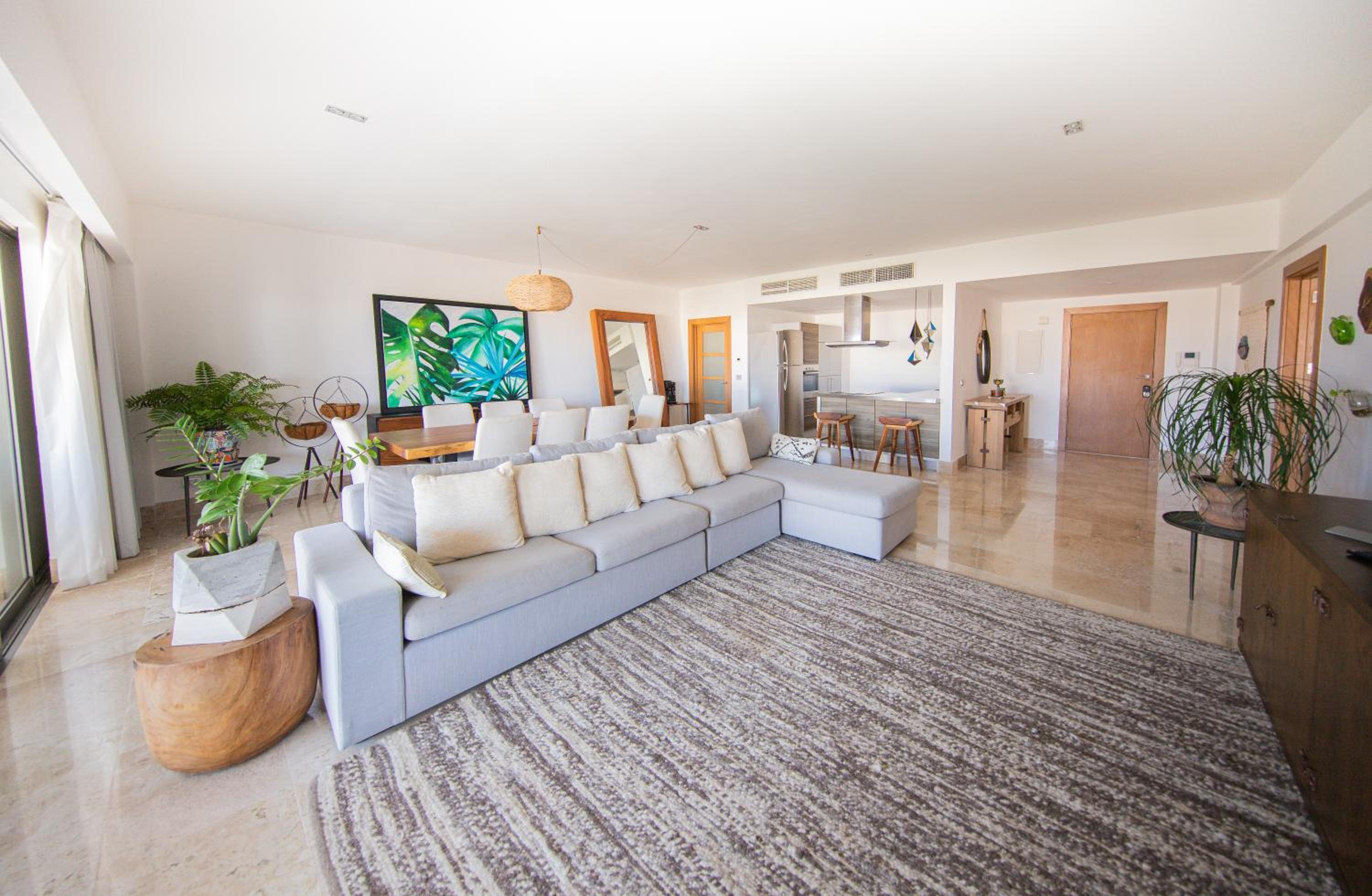 Beautiful apartment by the beach!