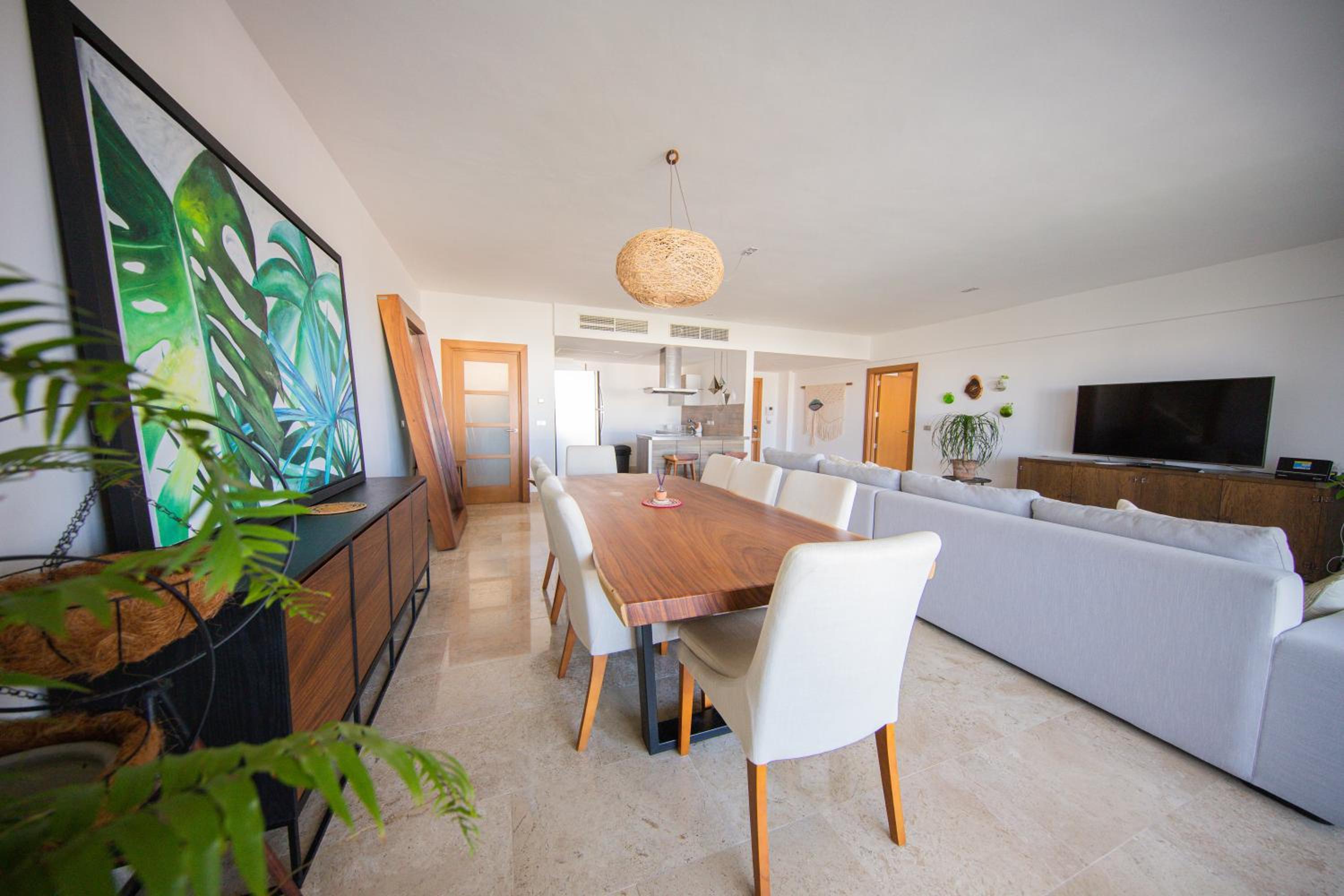 Beautiful apartment by the beach!