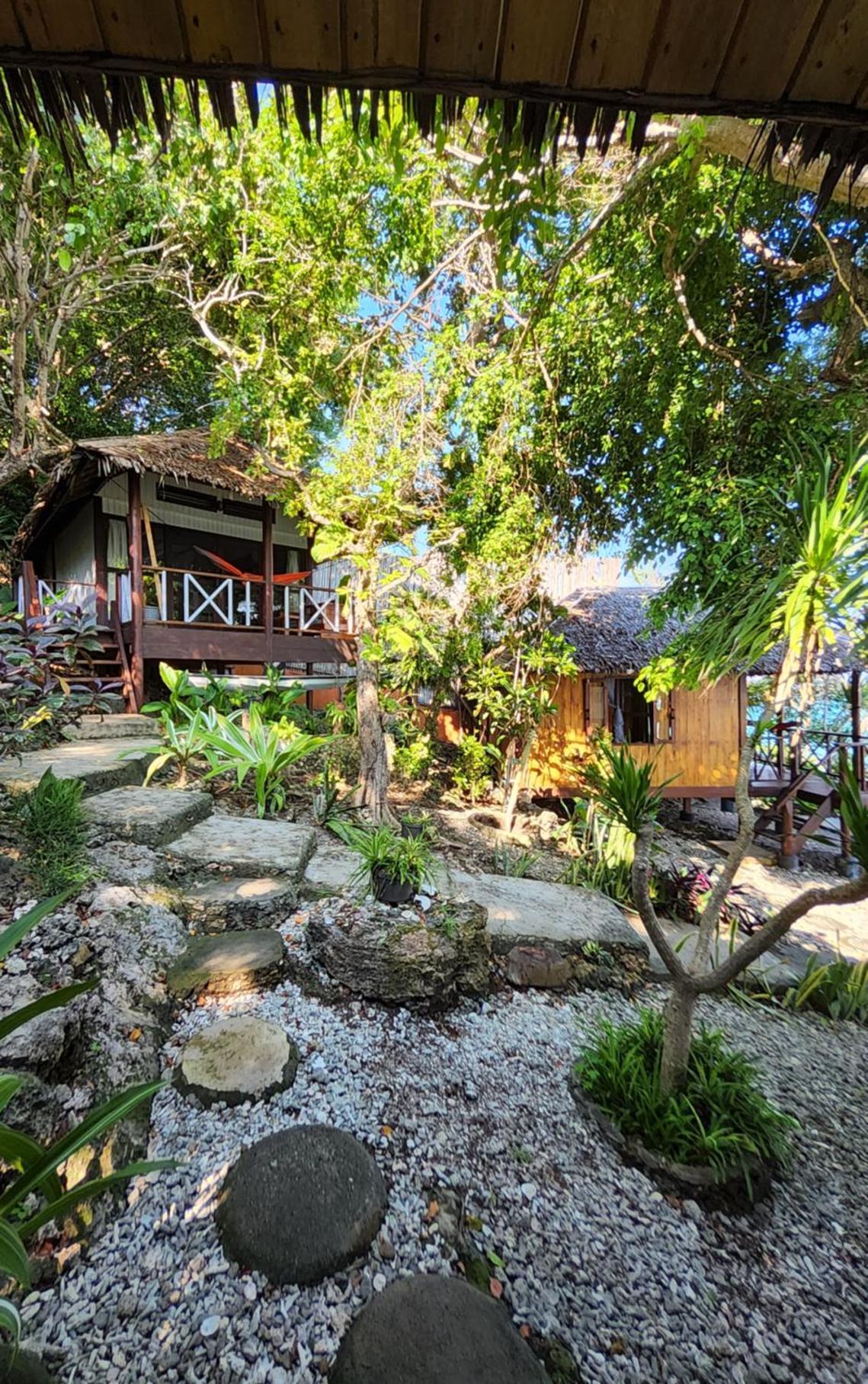 Hotel Nini's Beach Bungalows - Image 1