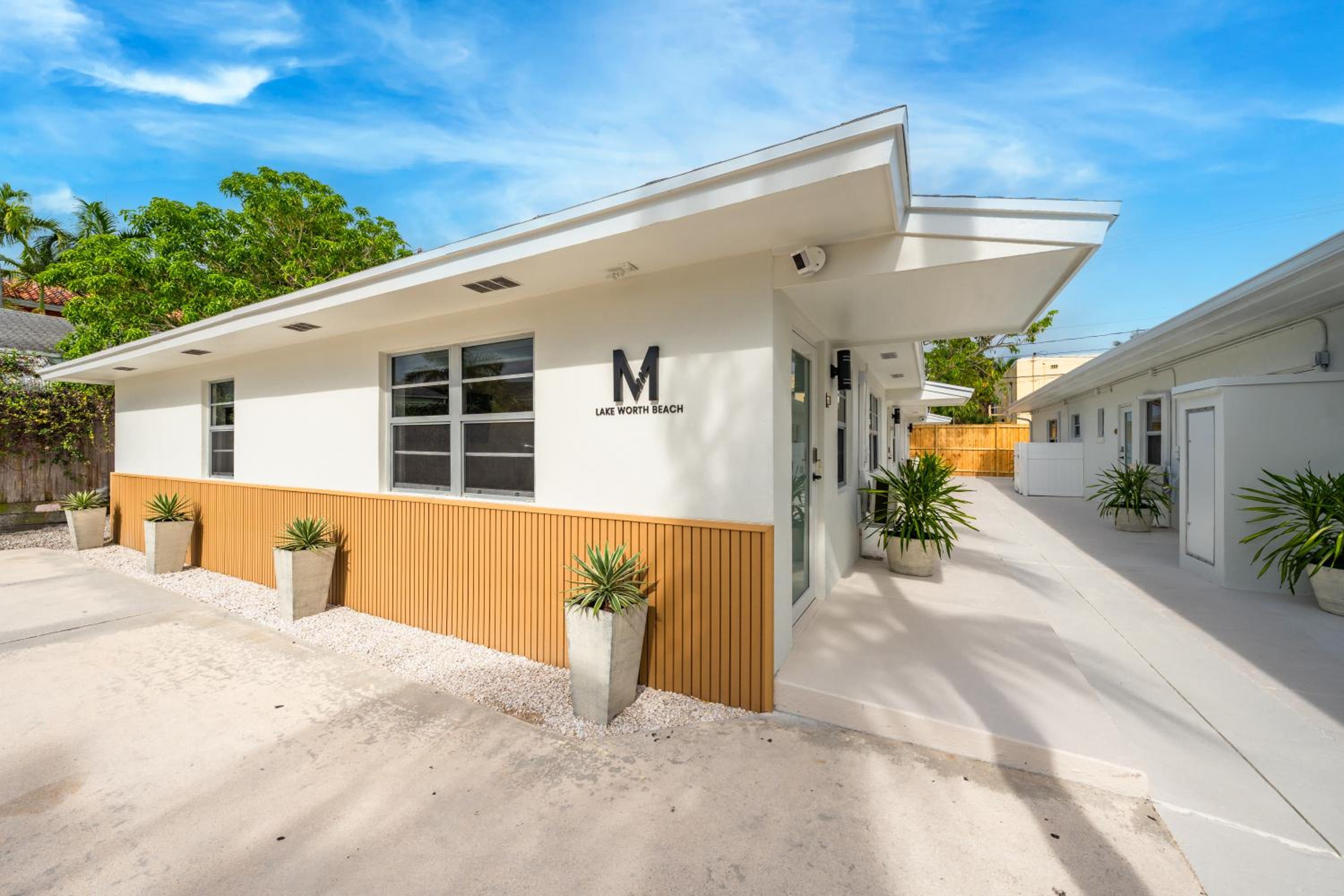 M Lake Worth Beach - Modern Villas Near West Palm Beach, Chic Retro Vibes, King Bed, Cozy Backyard, BBQ, Workspace, High-Speed Internet, Free Parking, 5 Mi view 2