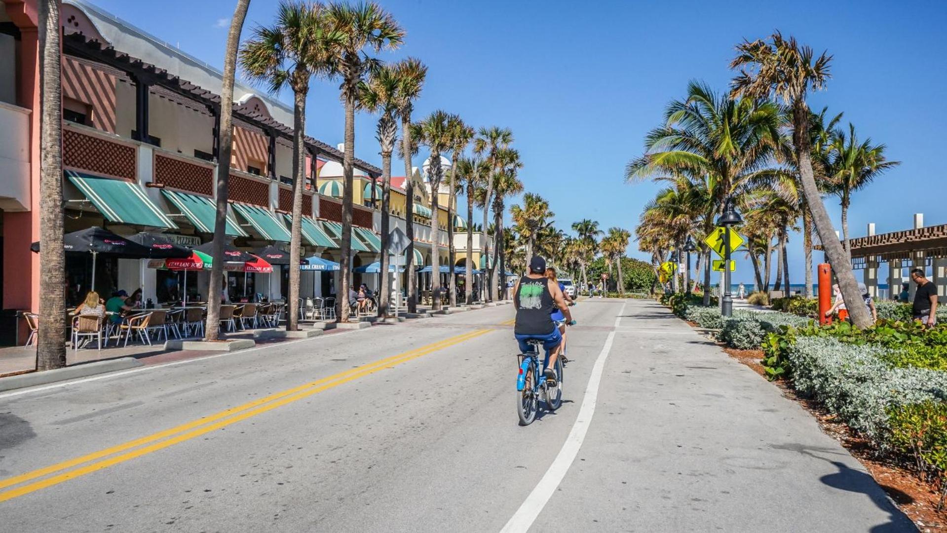 M Lake Worth Beach - Modern Villas Near West Palm Beach, Chic Retro Vibes, King Bed, Cozy Backyard, BBQ, Workspace, High-Speed Internet, Free Parking, 5 Mi view 5