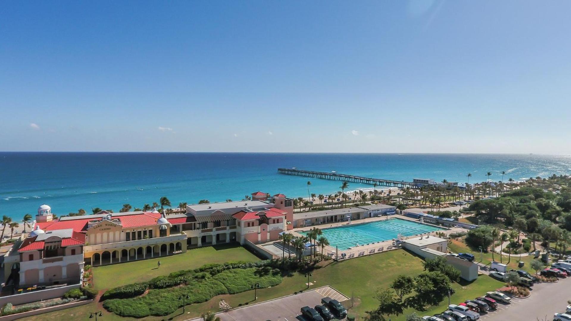 M Lake Worth Beach - Modern Villas Near West Palm Beach, Chic Retro Vibes, King Bed, Cozy Backyard, BBQ, Workspace, High-Speed Internet, Free Parking, 5 Mi view 4