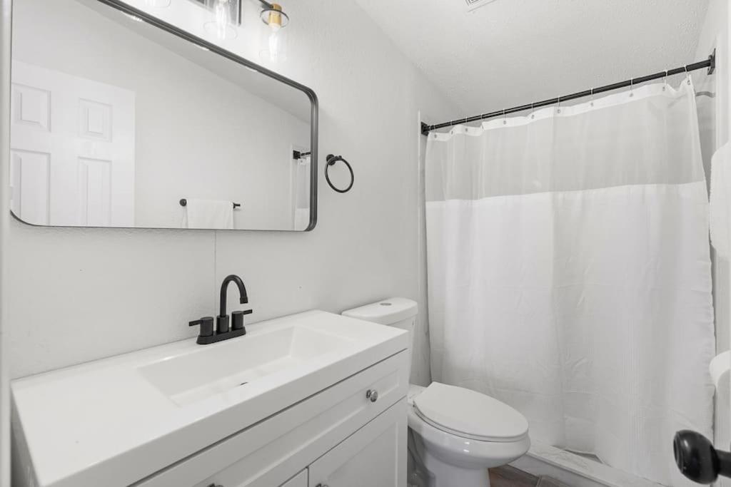 Starlight Horizon Cabin E - Pet-Friendly Texas Hill Country Cabin Near Canyon Lake - Pool, Stargazing & Group Getaways - Sleeps 8
