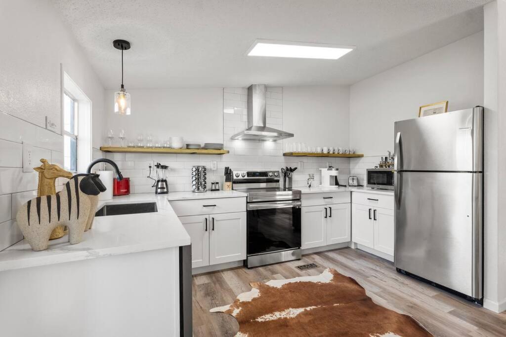 Starlight Horizon Cabin D - Pet-Friendly Texas Hill Country Cabin Near Canyon Lake - Pool, Stargazing & Group Getaways - Sleeps 8