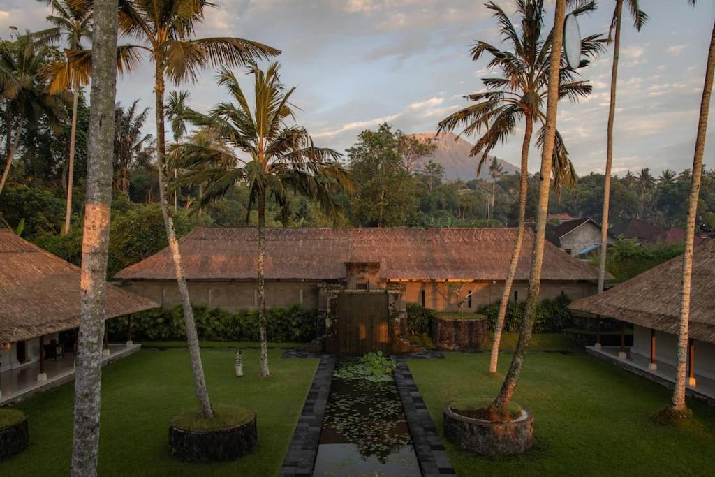 Wangi Felixe - luxe 4BR landgoed: personeel, chef-kok & zwembad view 3