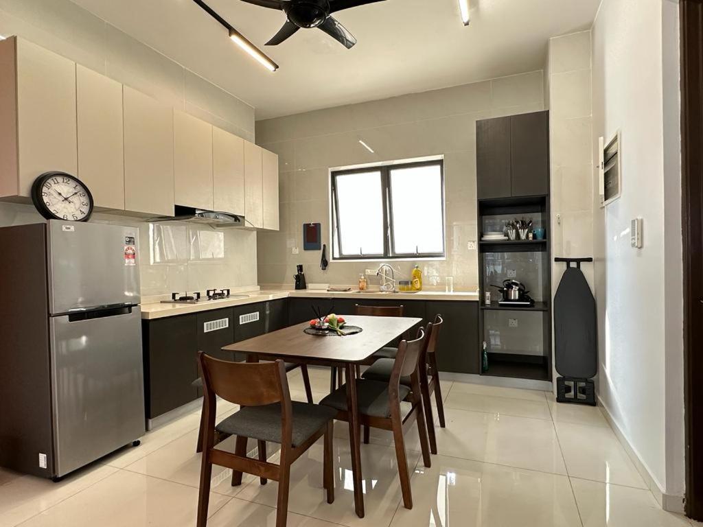 DangaBay 3Bedroom Balcony WiFi Netflix High Floor