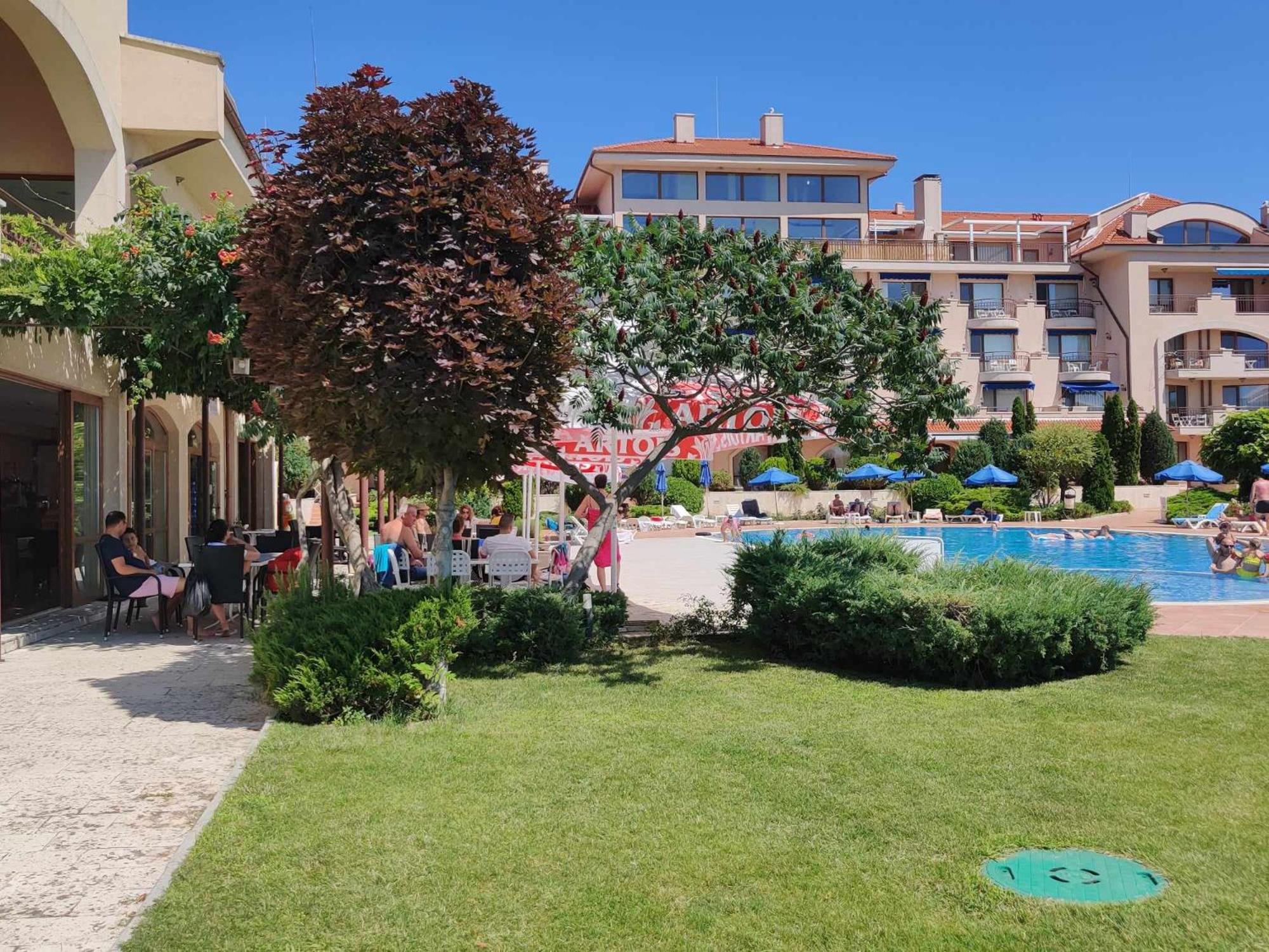 SUN AND FLOWERS APARTMENTS in front of the sea