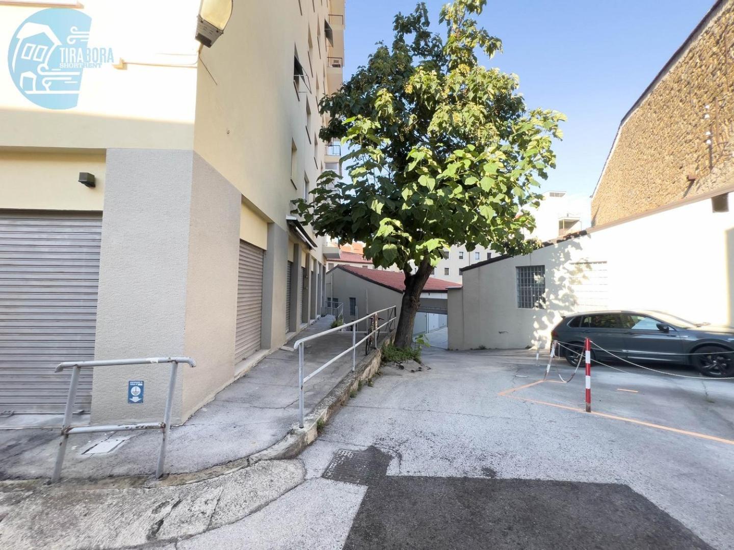 Economo B1 Tirabora Short Rent photo 2