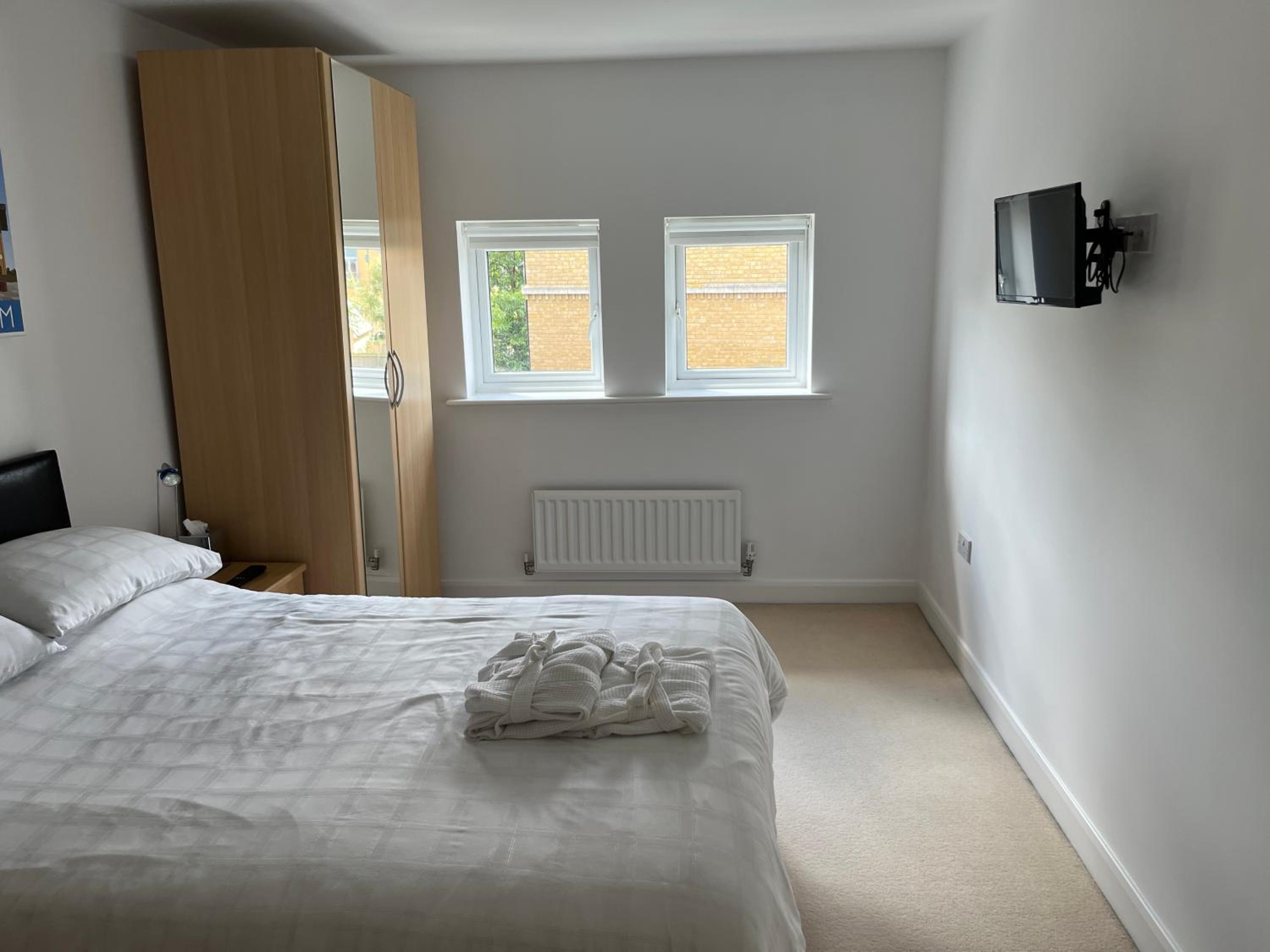 Hampton Vale, Peterborough Lakeside Large Double bedroom with own bathroom view 3