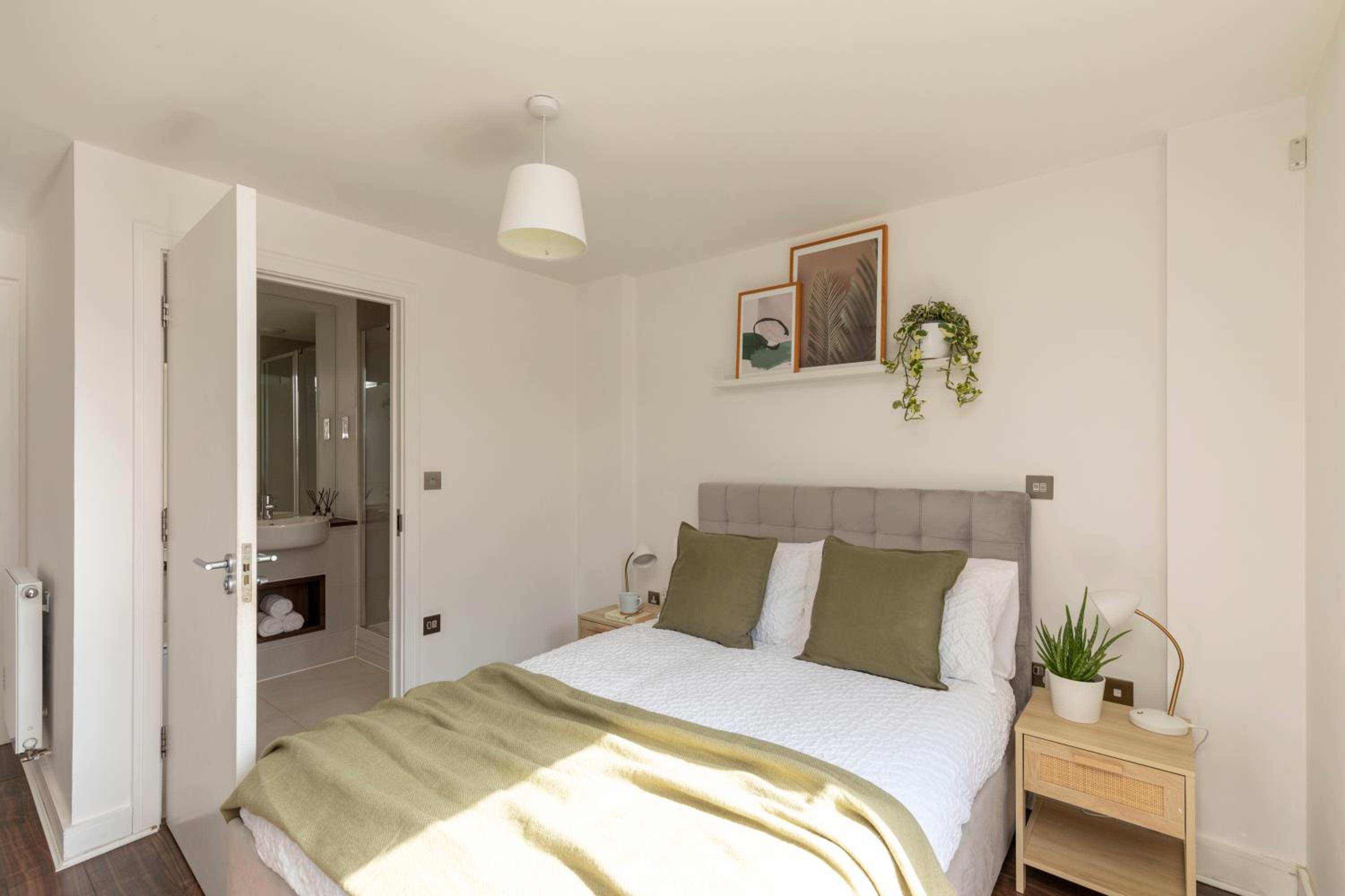 MODERN LUXE APT just 10 MINS from TOWER BRIDGE! EASY ACCESS TO TUBE AND BUS