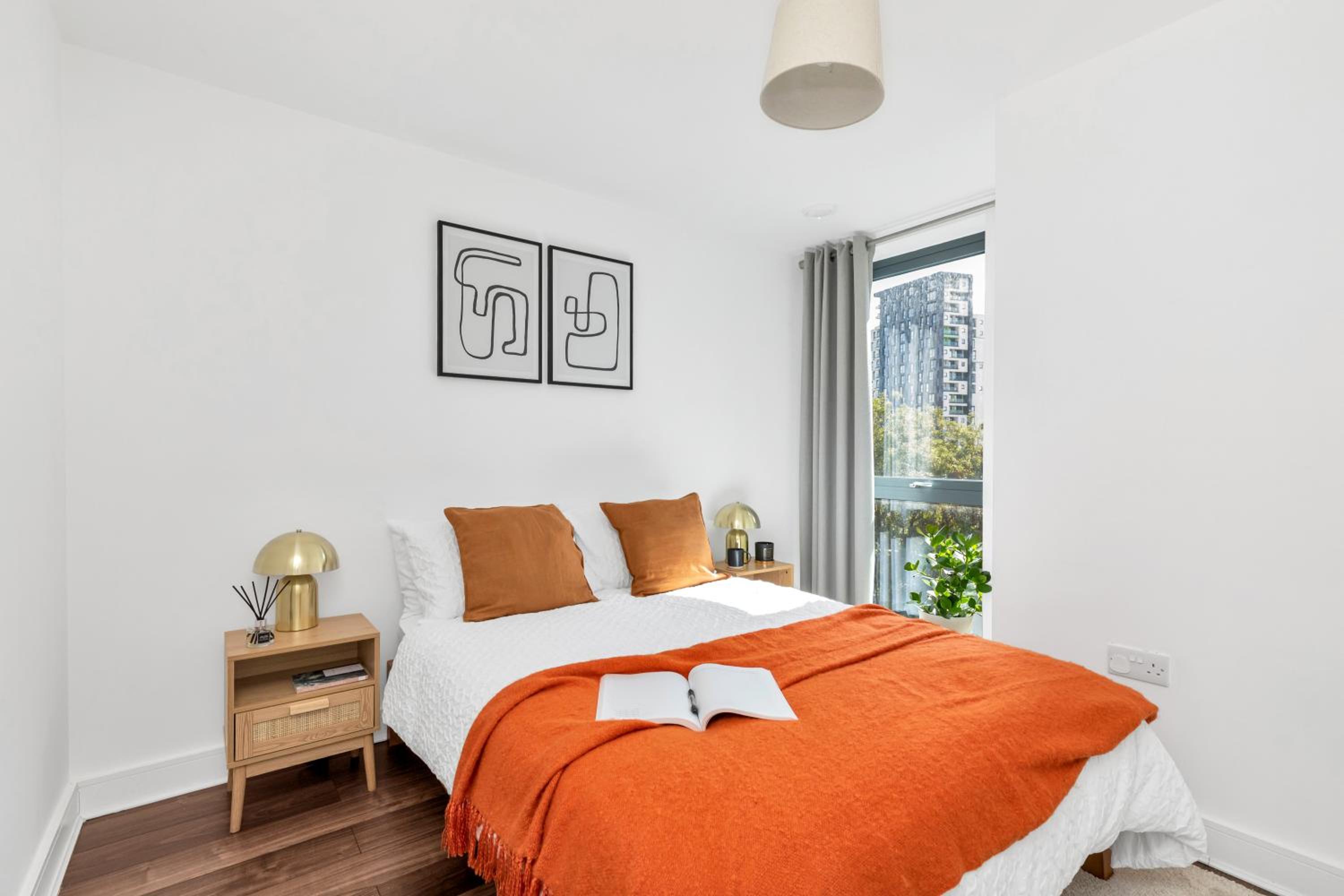 MODERN LUXE APT just 10 MINS from TOWER BRIDGE! EASY ACCESS TO TUBE AND BUS