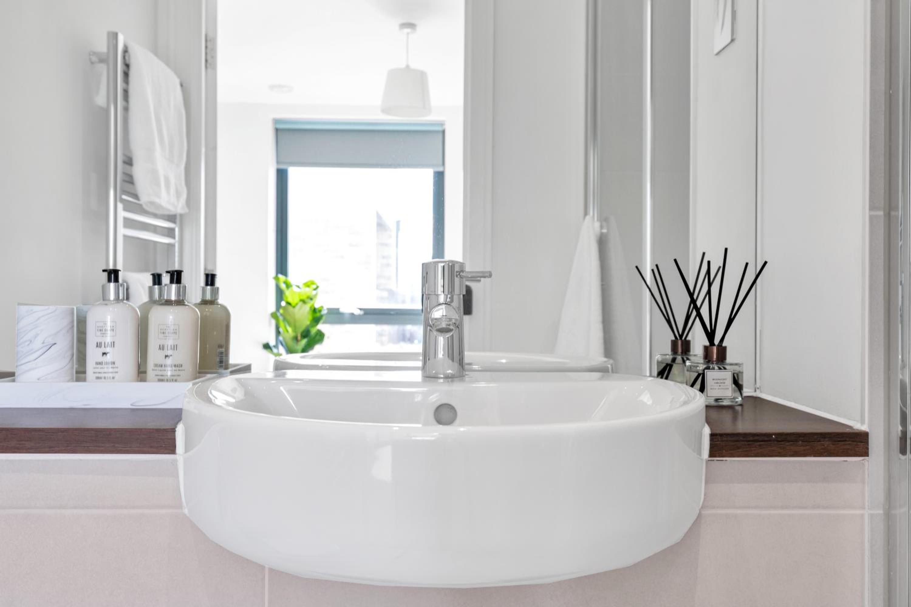 MODERN LUXE APT just 10 MINS from TOWER BRIDGE! EASY ACCESS TO TUBE AND BUS