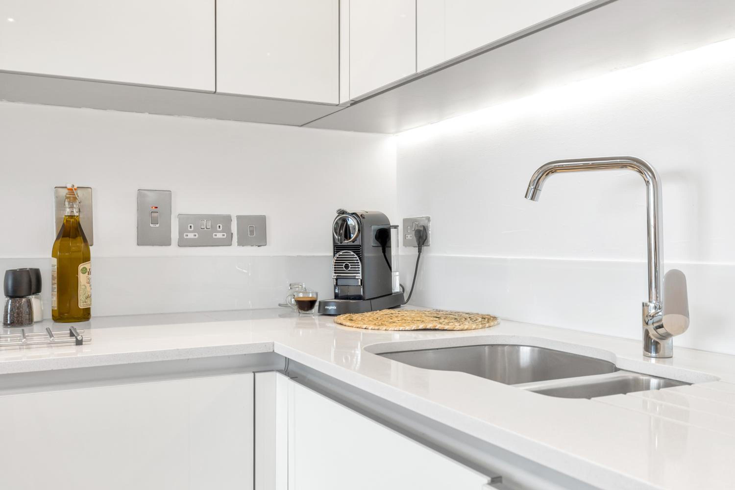 MODERN LUXE APT just 10 MINS from TOWER BRIDGE! EASY ACCESS TO TUBE AND BUS