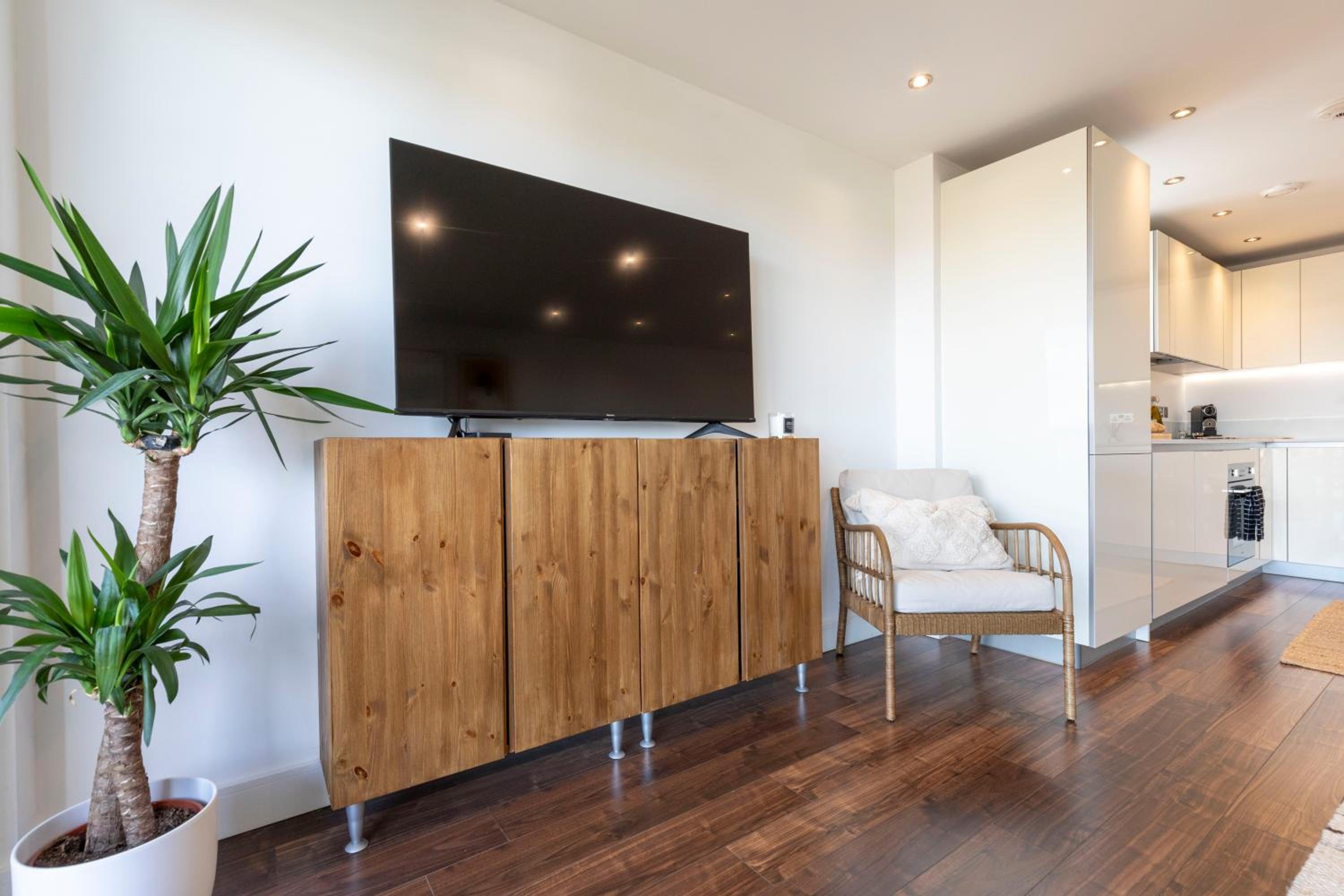 MODERN LUXE APT just 10 MINS from TOWER BRIDGE! EASY ACCESS TO TUBE AND BUS