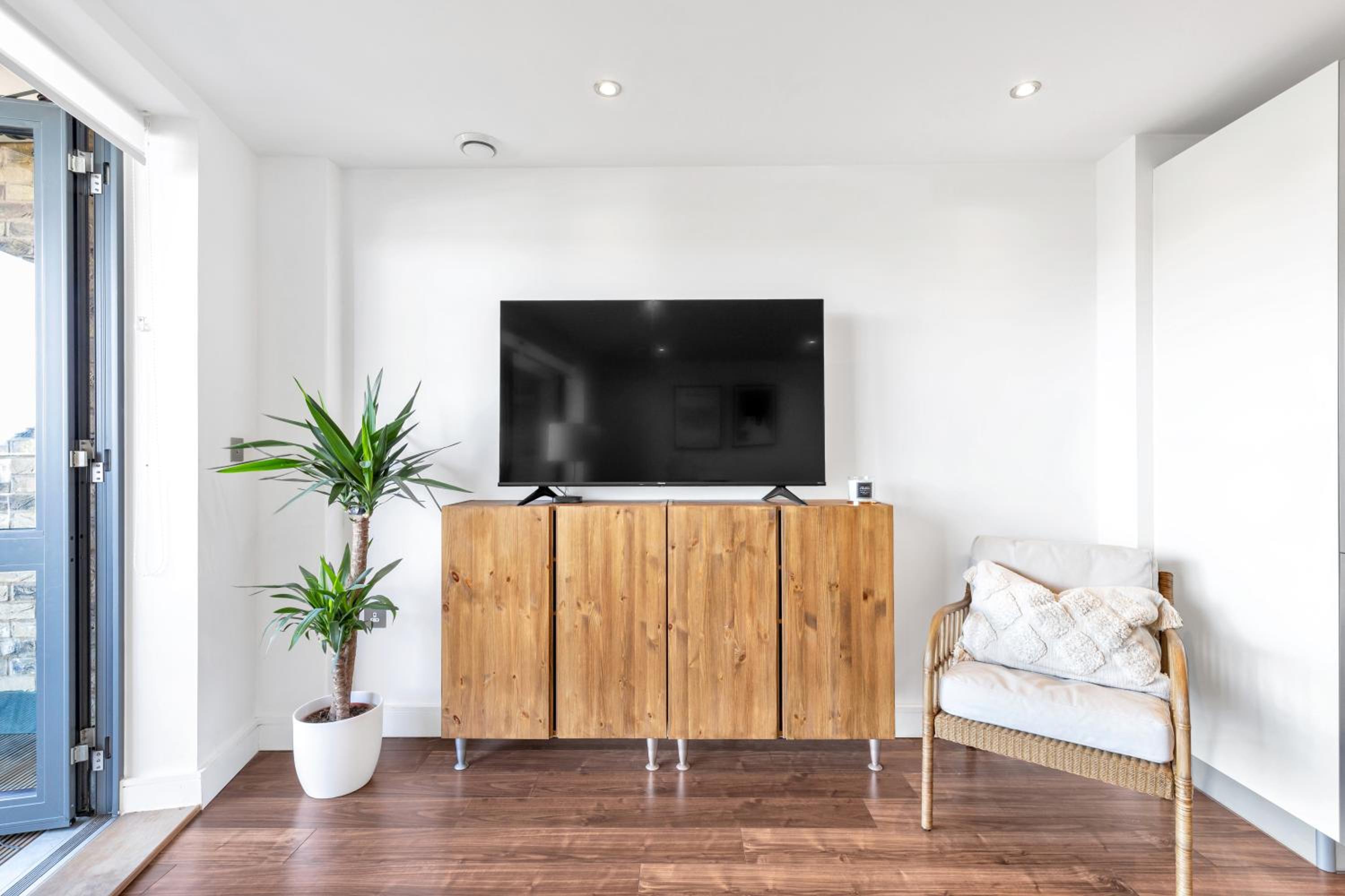 MODERN LUXE APT just 10 MINS from TOWER BRIDGE! EASY ACCESS TO TUBE AND BUS