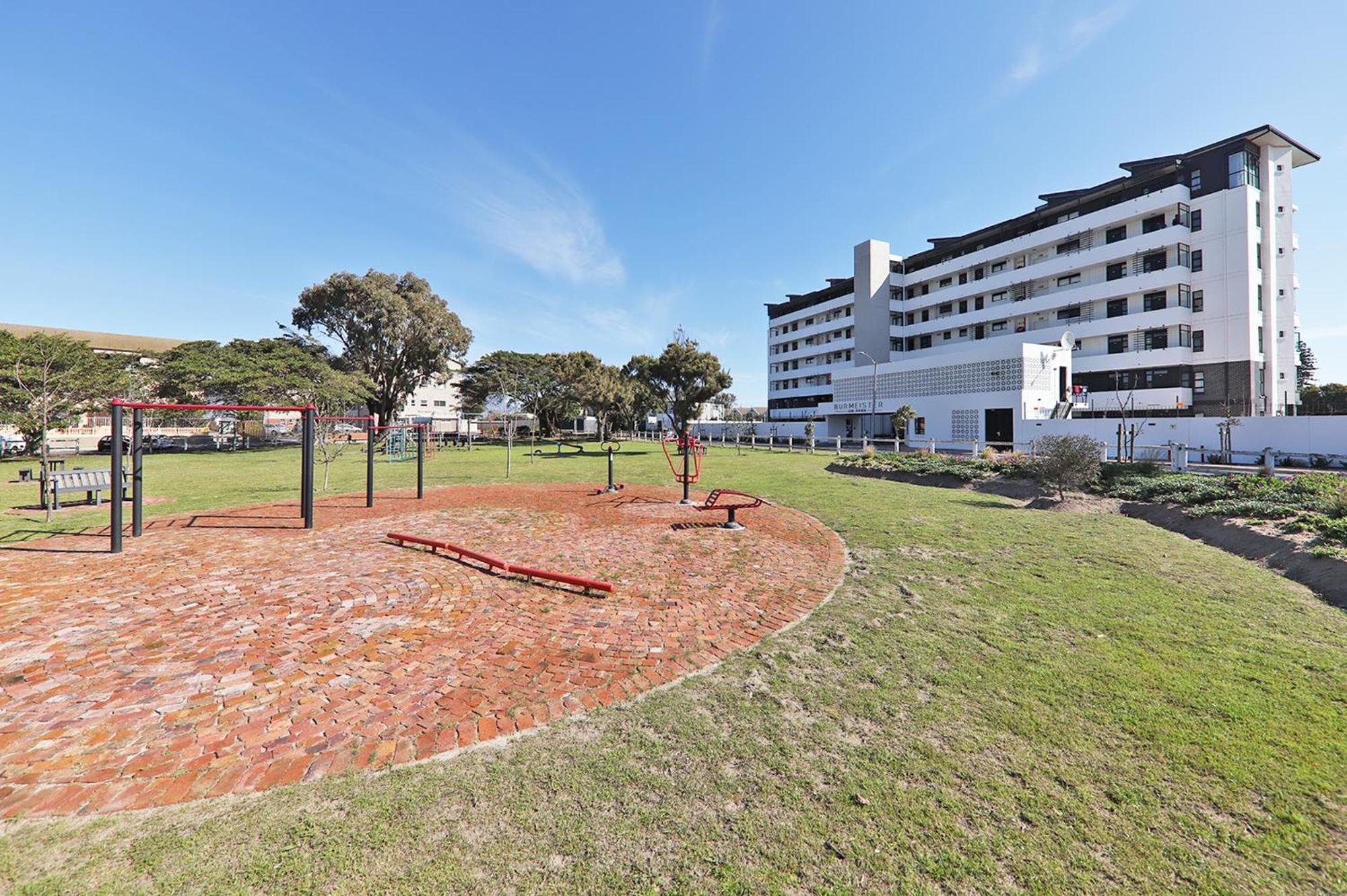 002 Burmeister on Park- 2 minute walk from the beach view 5