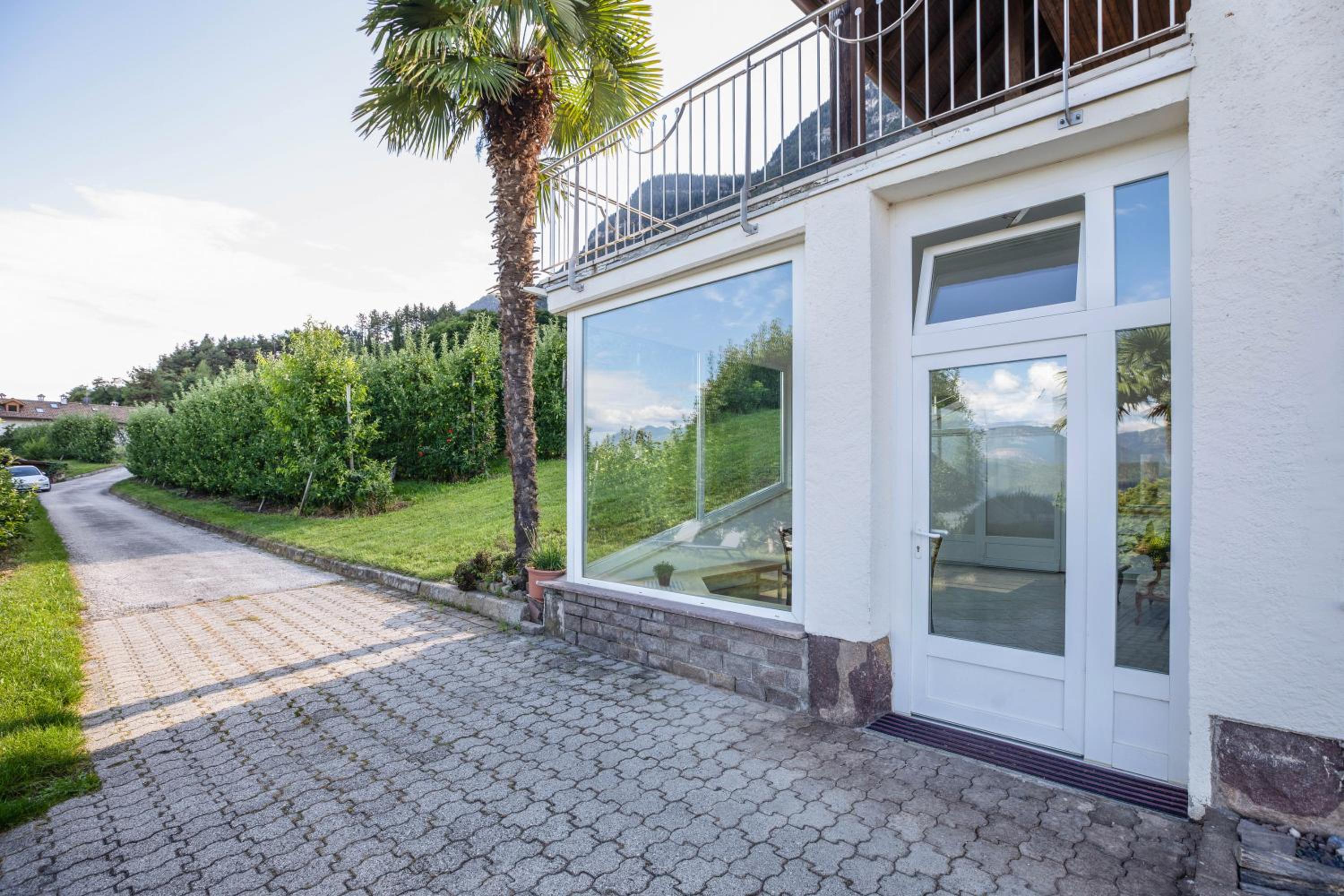 Annenhof Apt Spatz in der Hand view 3