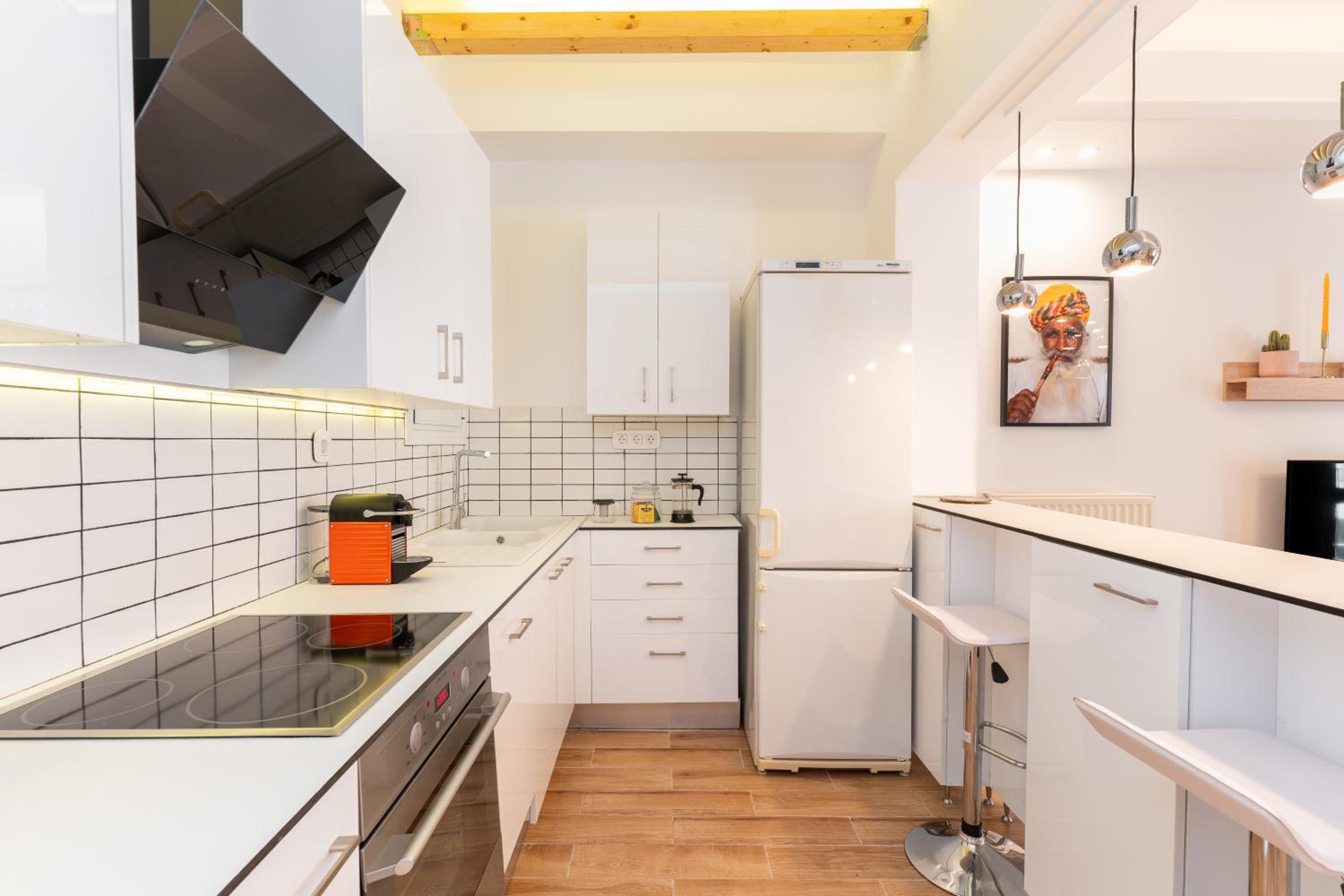 Modern Apartment, Short Walk to Acropolis Sites