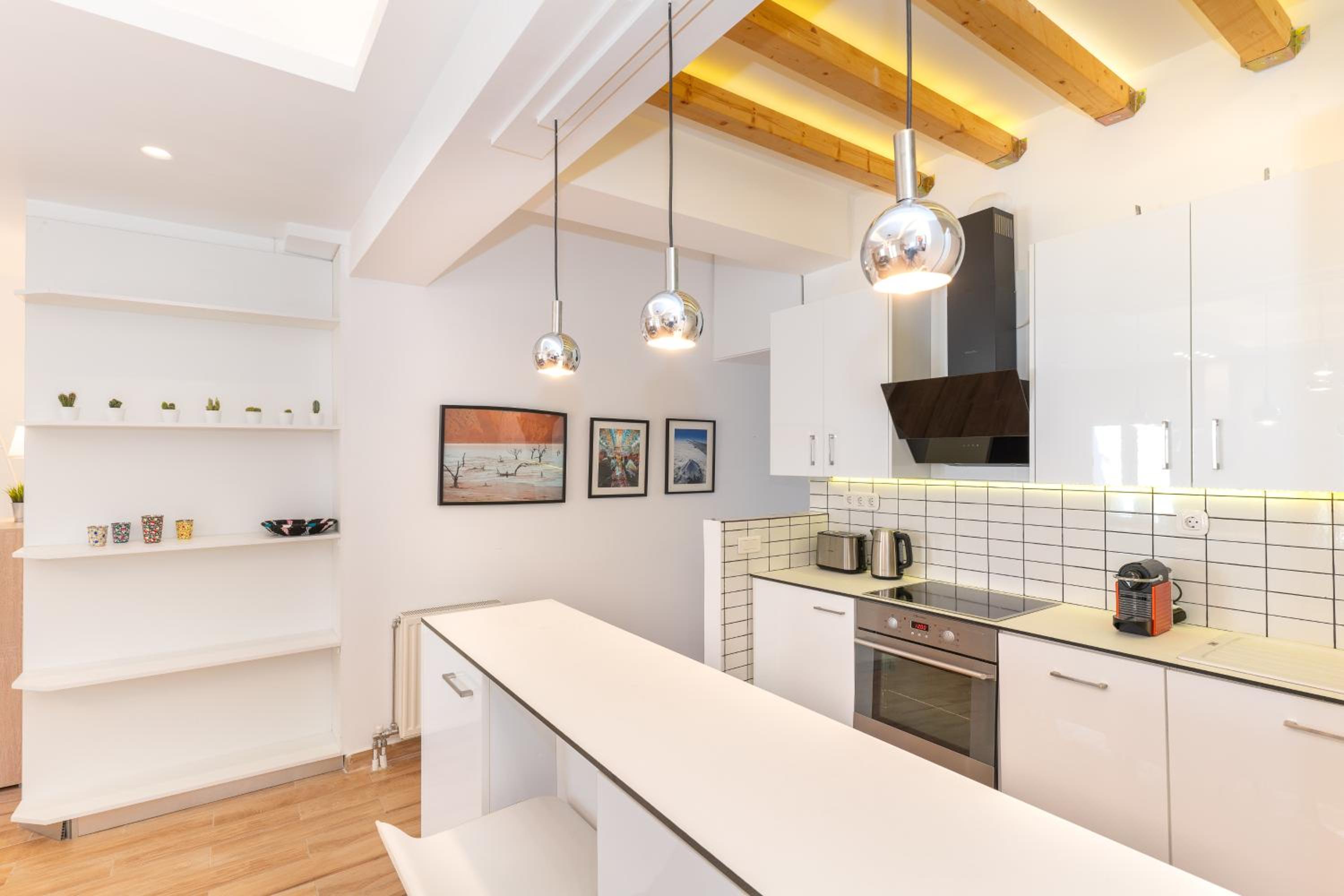 Modern Apartment, Short Walk to Acropolis Sites