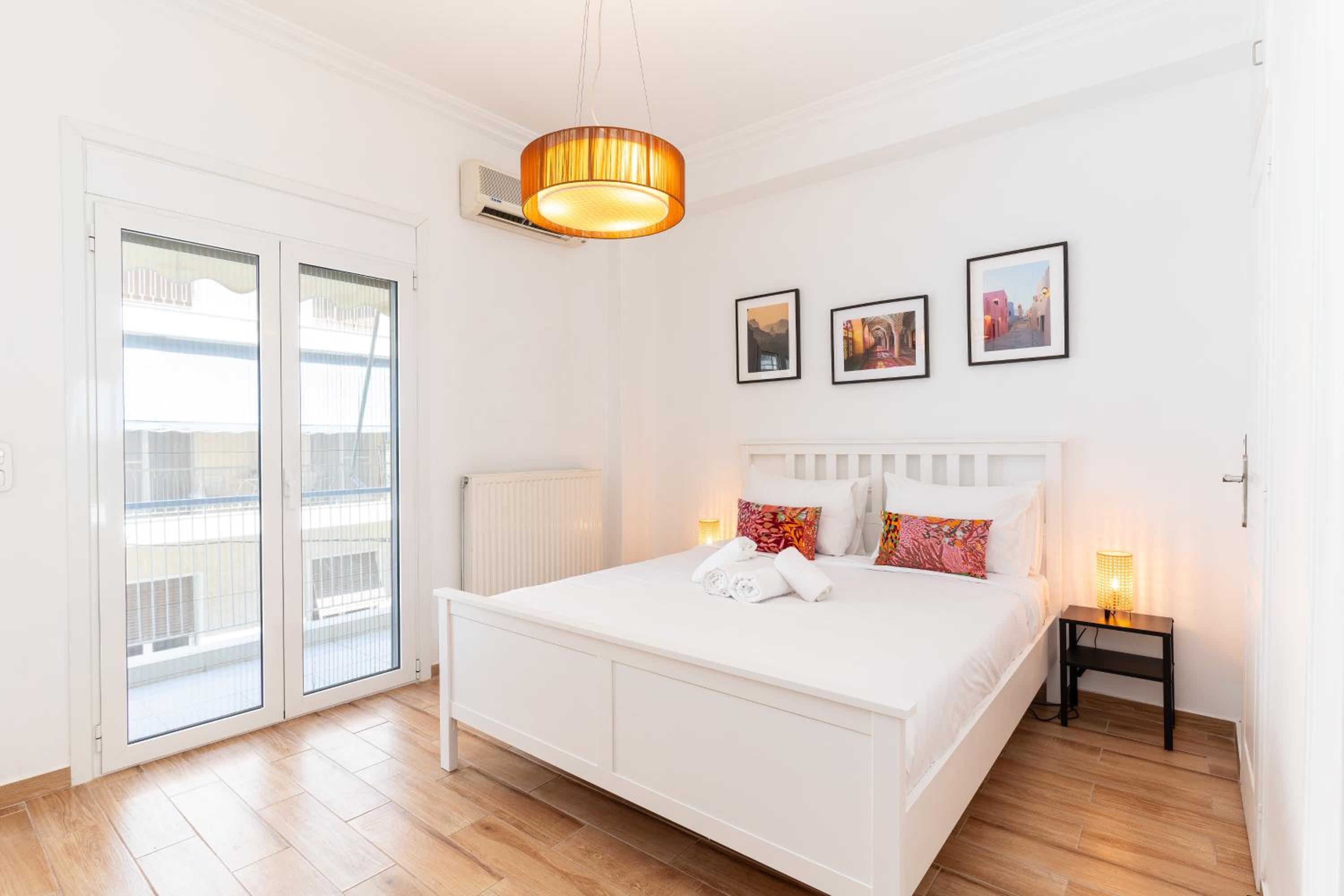 Modern Apartment, Short Walk to Acropolis Sites