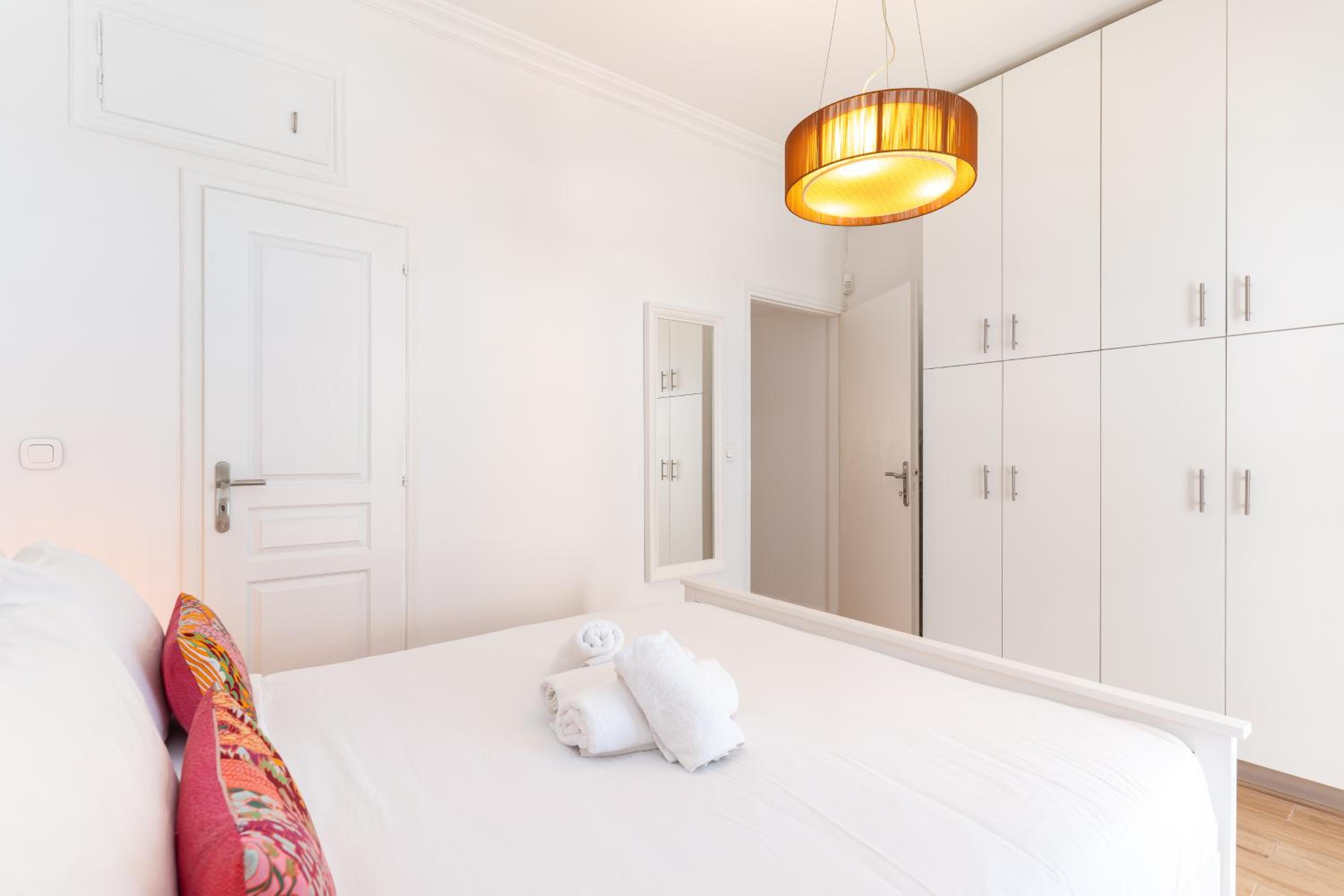 Modern Apartment, Short Walk to Acropolis Sites