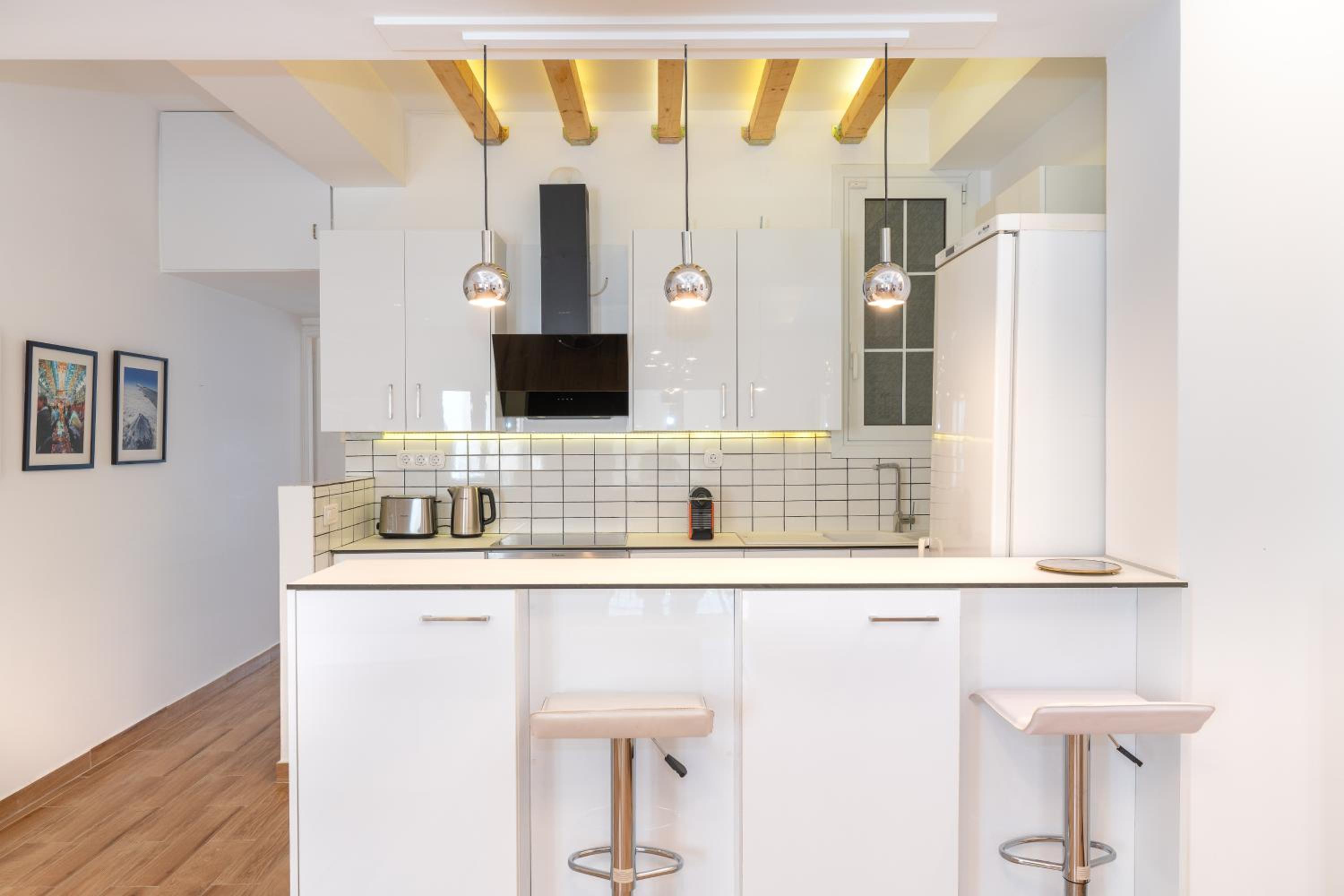 Modern Apartment, Short Walk to Acropolis Sites