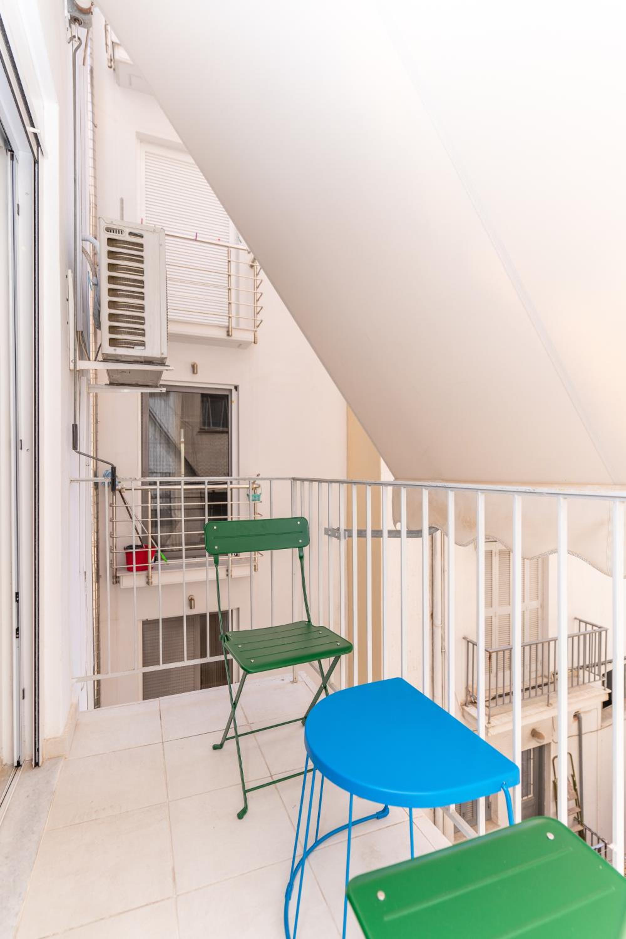 Modern Apartment, Short Walk to Acropolis Sites