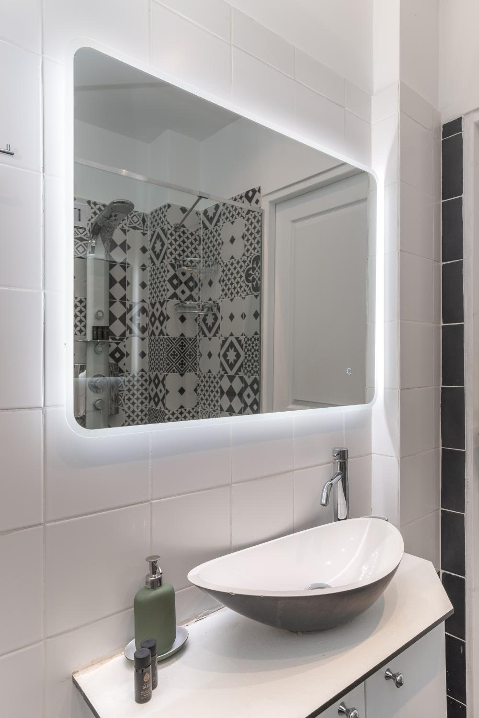 Modern Apartment, Short Walk to Acropolis Sites