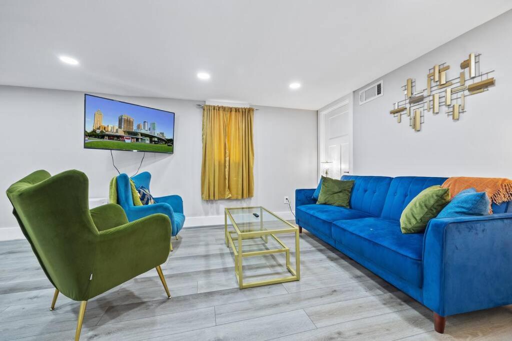 Charming 2BR hollywood inspired view 4