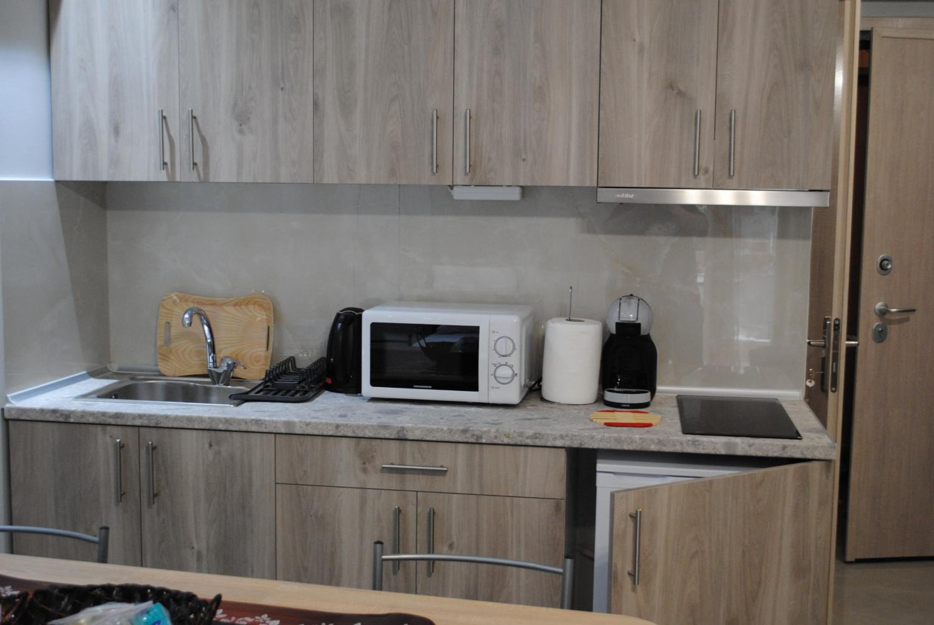 Mina's Spacious Studio Apt : June '23 Renovated photo 2